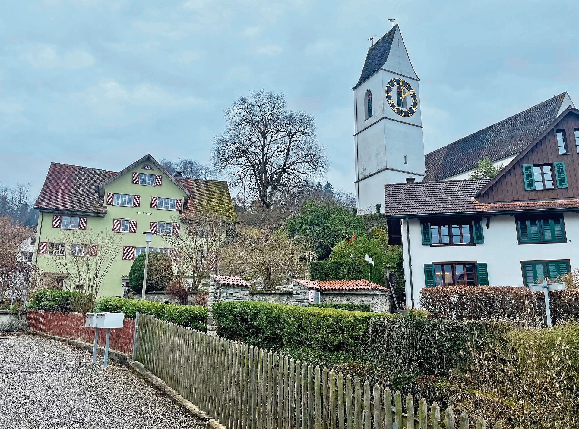 Auf dem ehemaligen Burghügel steht die Kirche Hedingens und zu ihren Füssen der alte Dorfkern. (Bilder: Sandra Isabél Claus) Auf dem ehemaligen Burghügel steht die Kirche Hedingens und zu ihren Füssen der alte Dorfkern. (Bilder: Sandra Isabél Claus)