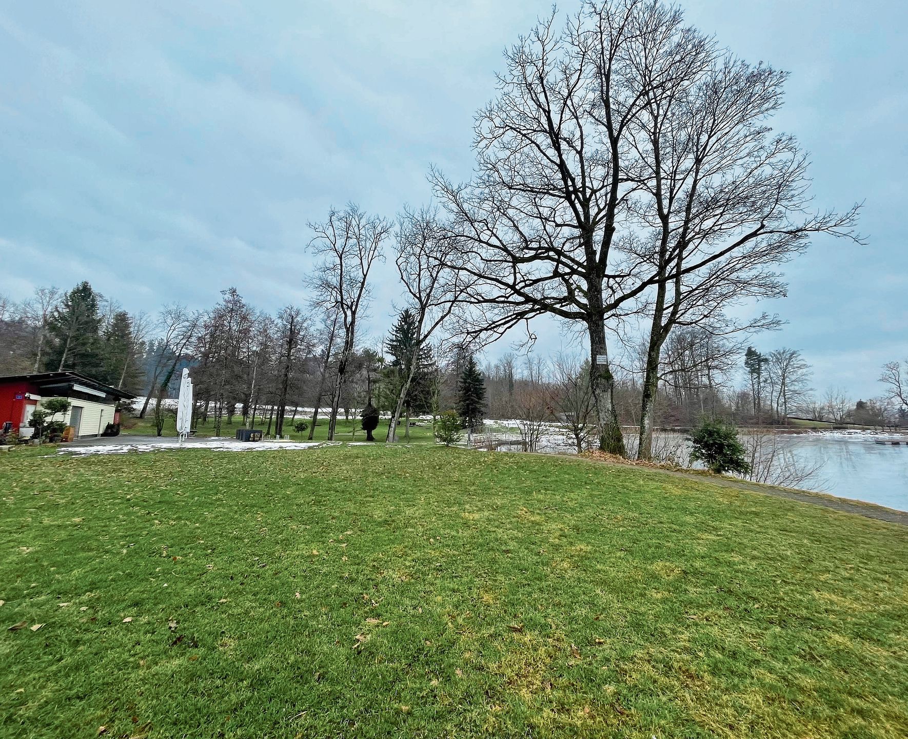 Hedinger Weiher: Im Winter verlassenes Kleinod, im Sommer der «place to be». Hedinger Weiher: Im Winter verlassenes Kleinod, im Sommer der «place to be».