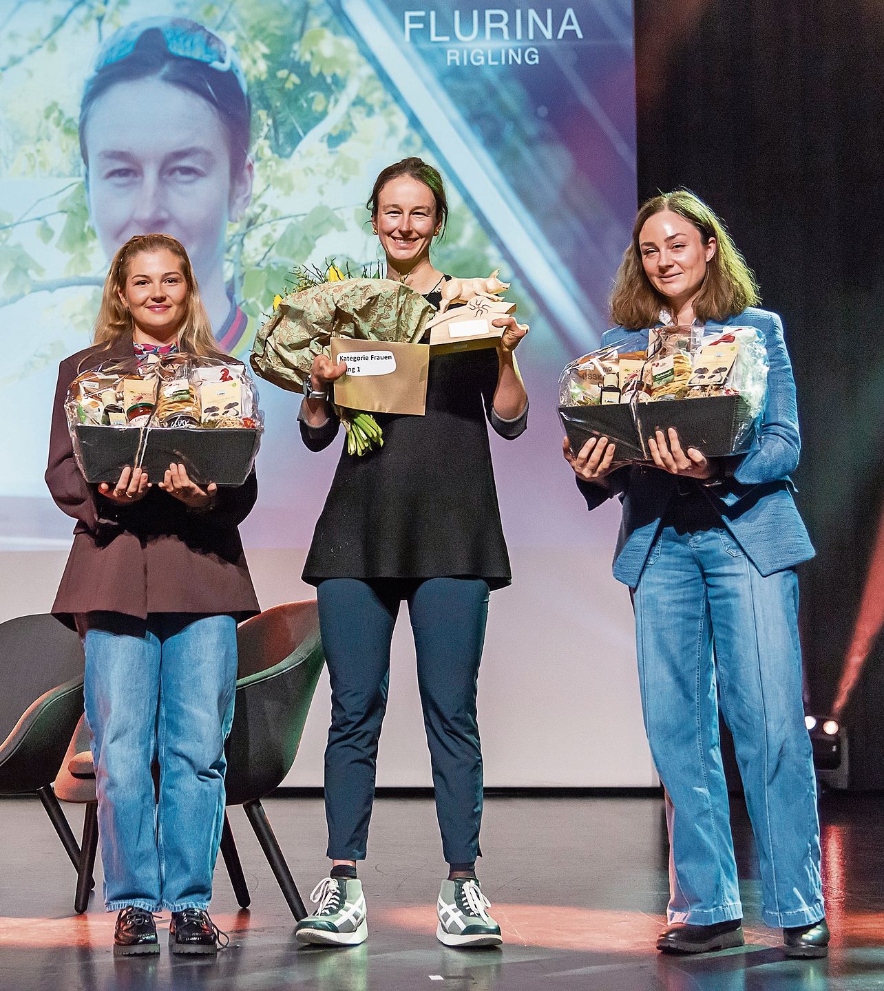 Siegerin in der Kategorie Frauen – zum dritten Mal in Folge: Die Hedinger Para-Radrennfahrerin Flurina Ringling (Mitte) – mit den ebenfalls nominierten Jenny Dürst (Tennis, links) und Nora Gautschi (rechts), die ihre Schwester Eva Gautschi (Spri Siegerin in der Kategorie Frauen – zum dritten Mal in Folge: Die Hedinger Para-Radrennfahrerin Flurina Ringling (Mitte) – mit den ebenfalls nominierten Jenny Dürst (Tennis, links) und Nora Gautschi (rechts), die ihre Schwester Eva Gautschi (Springreiten) vertrat.