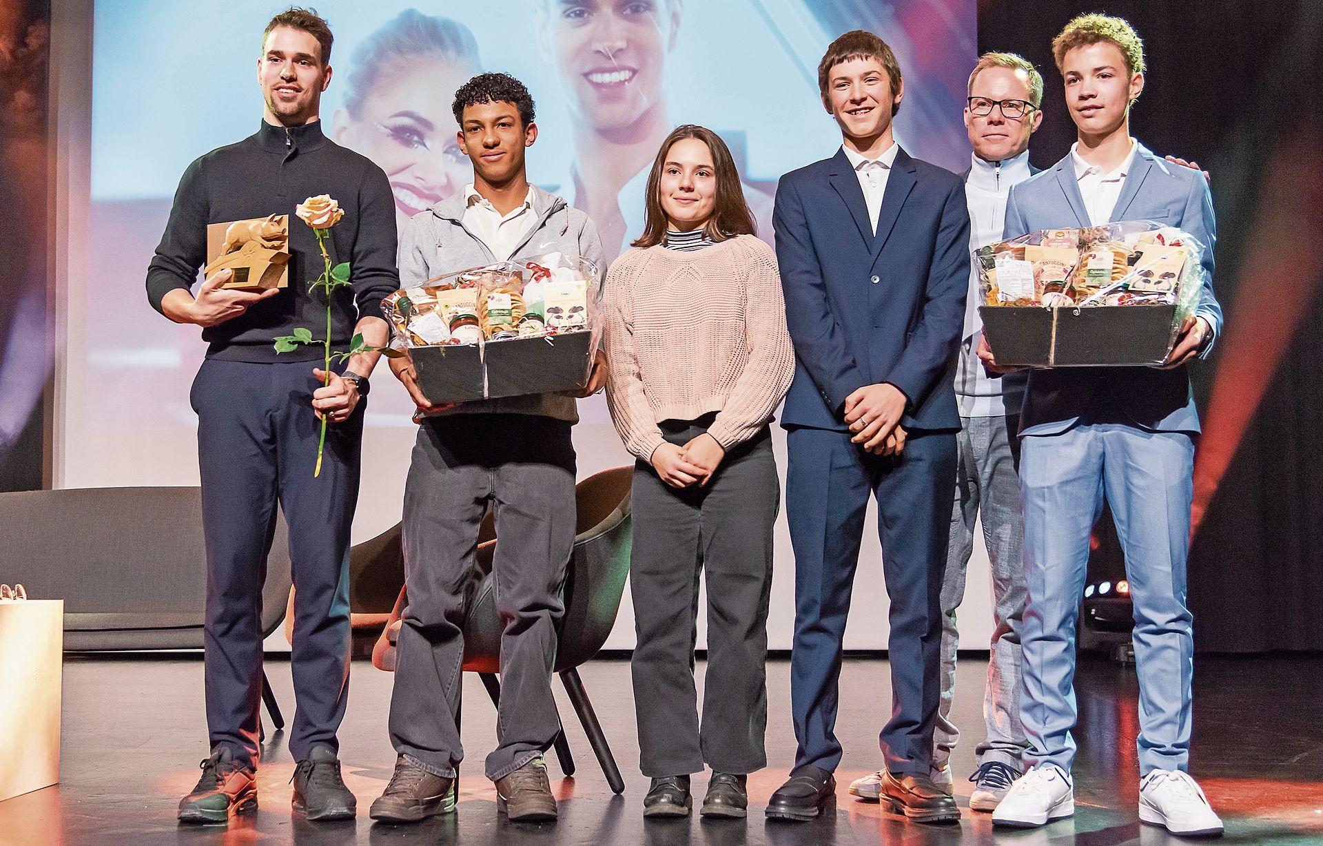 Sieger Kategorie Team: Davide Corrodi (links), Sporttanz – seine Tanzpartnerin Maja Kucharczyk ist im Ausland – mit mitnominierten Vertretern des Reitvereins Birkenhof Affoltern (2. und 3. von links) und vom Radsportclub RRC Amt. Sieger Kategorie Team: Davide Corrodi (links), Sporttanz – seine Tanzpartnerin Maja Kucharczyk ist im Ausland – mit mitnominierten Vertretern des Reitvereins Birkenhof Affoltern (2. und 3. von links) und vom Radsportclub RRC Amt.