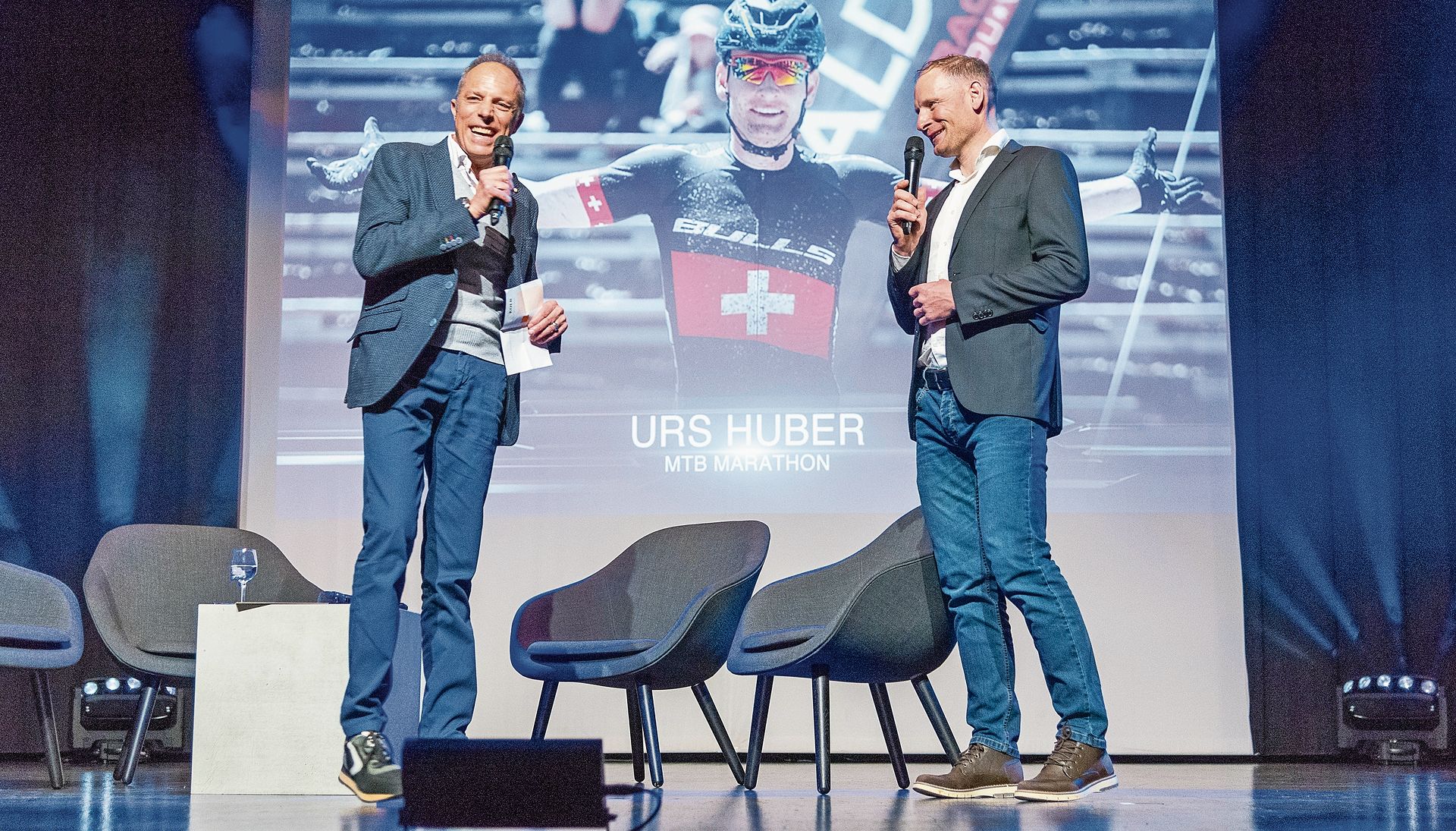 Wurde zum Abschluss seiner langen Karriere speziell geehrt: der Mountainbiker Urs Huber (rechts) mit Moreno Gava, Mitglied IG Säuliämtler Sports Awards. Wurde zum Abschluss seiner langen Karriere speziell geehrt: der Mountainbiker Urs Huber (rechts) mit Moreno Gava, Mitglied IG Säuliämtler Sports Awards.