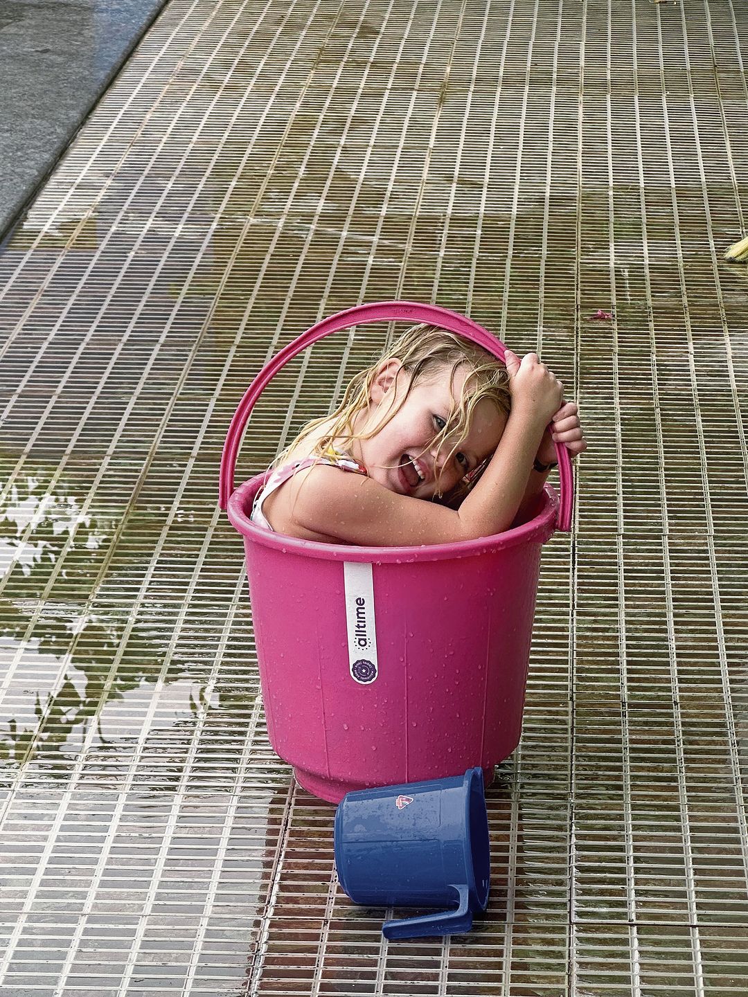 Stella bei der Katzenwäsche.