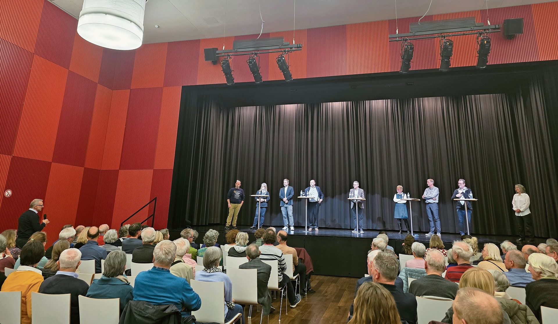 Auch aus dem Publikum kamen am Abend der Podiumsdiskussion im Kasinosaal einige Fragen. (Bilder Claudia Eugster)