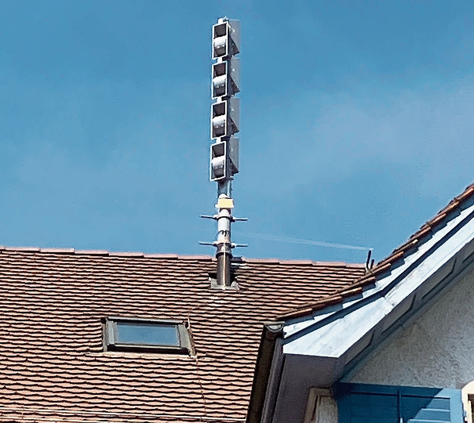Sirene auf dem Schulhausdach in Hedingen. (Bild zvg)