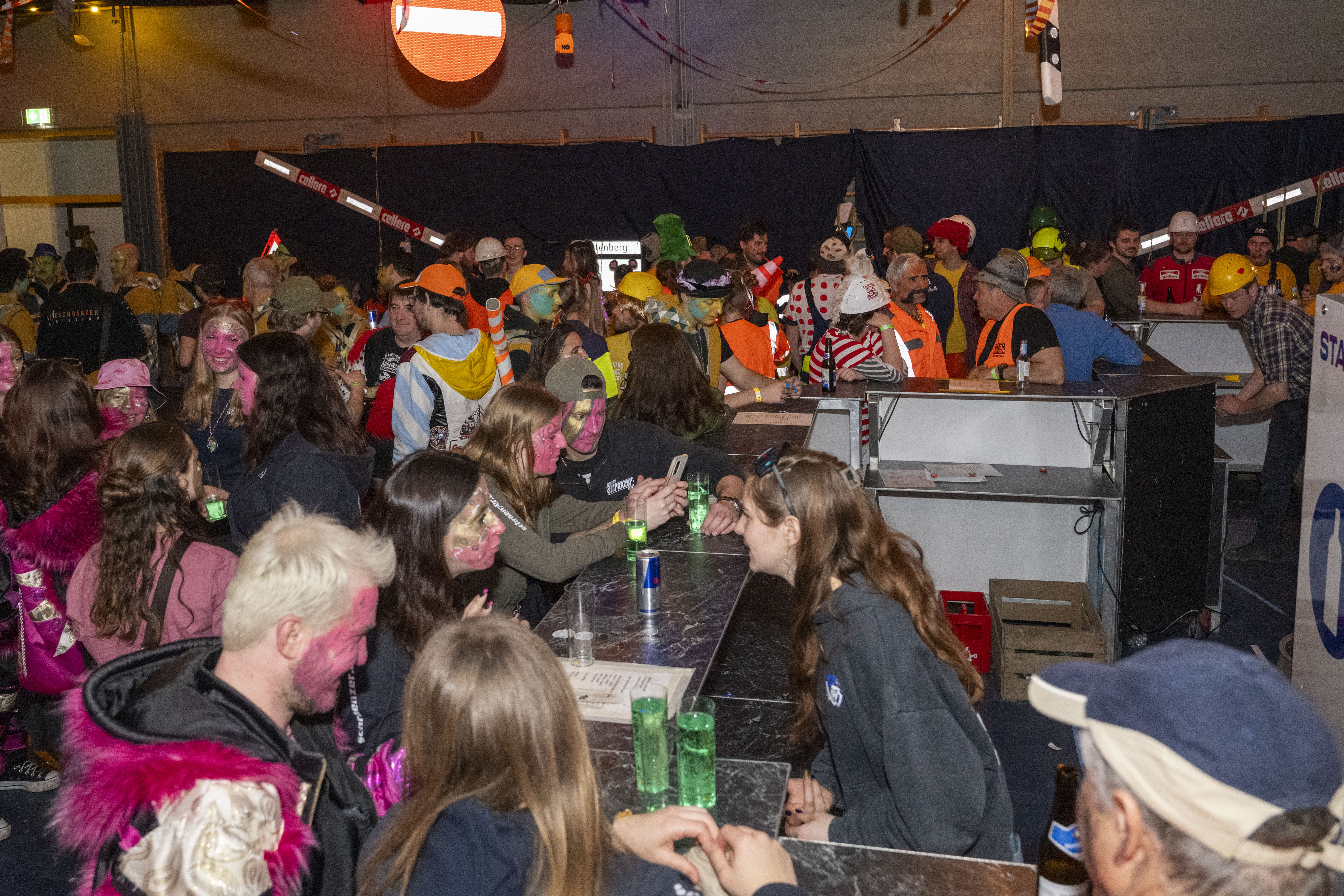 Die Bar am Maskenball in Maschwanden war gut gefüllt. (Bild Nico Ilic)