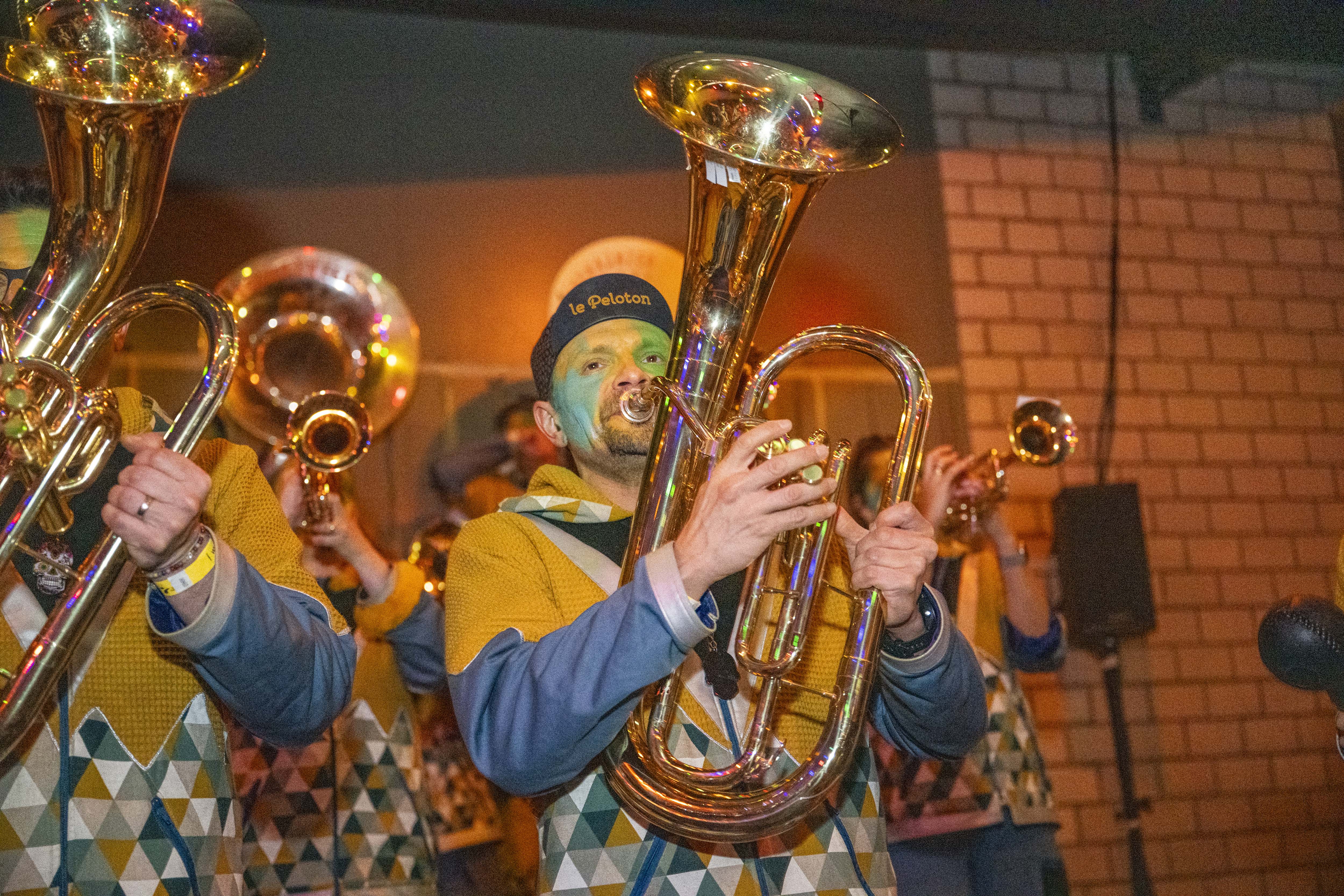 Gute Stimmung bei Guggenmusik. (Bild Nico Ilic)