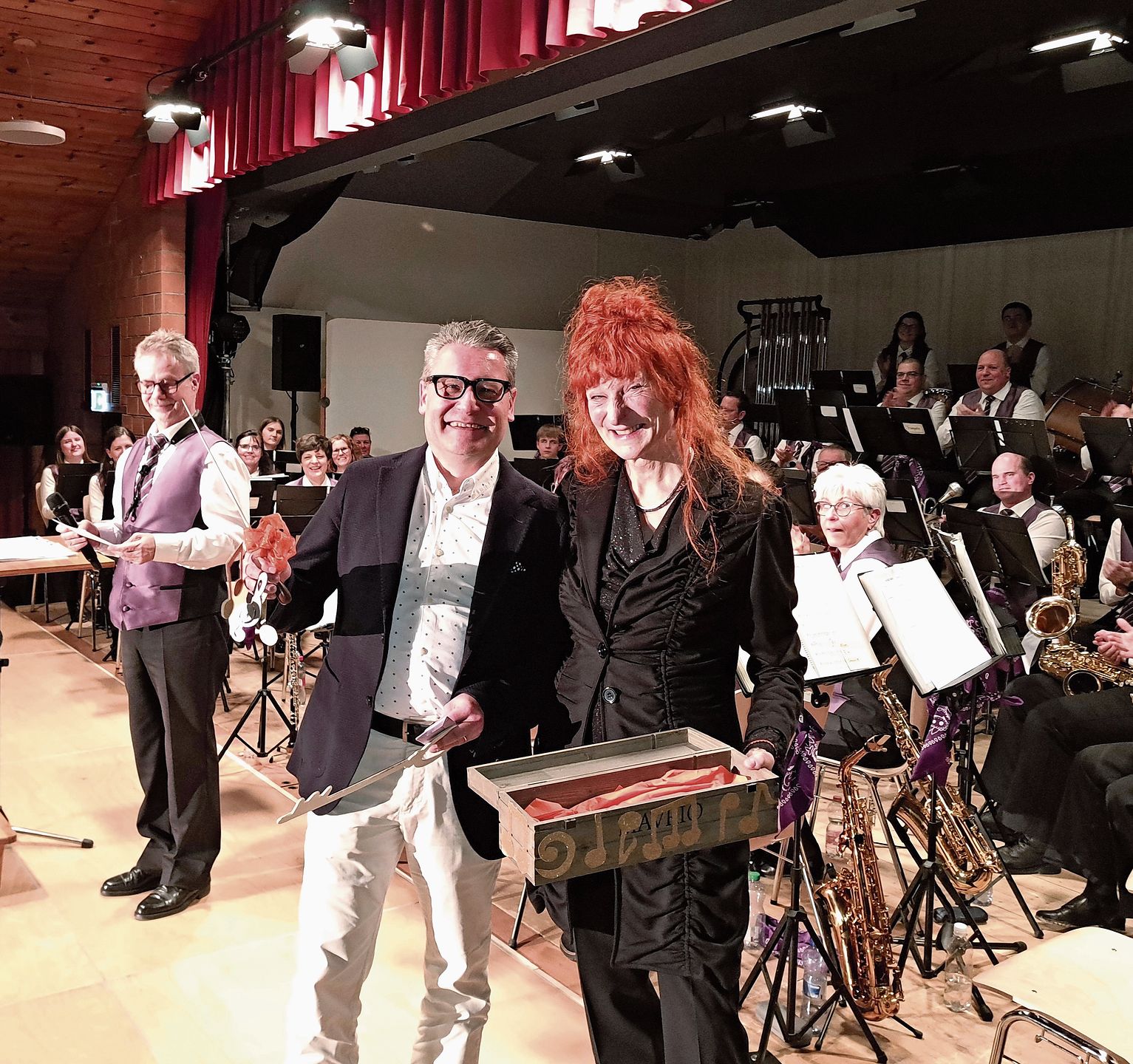 Stabübergabe: Rägle Brawand mit ihrem Nachfolger Stefan Bänziger. Links Präsident Ueli Imhof. 