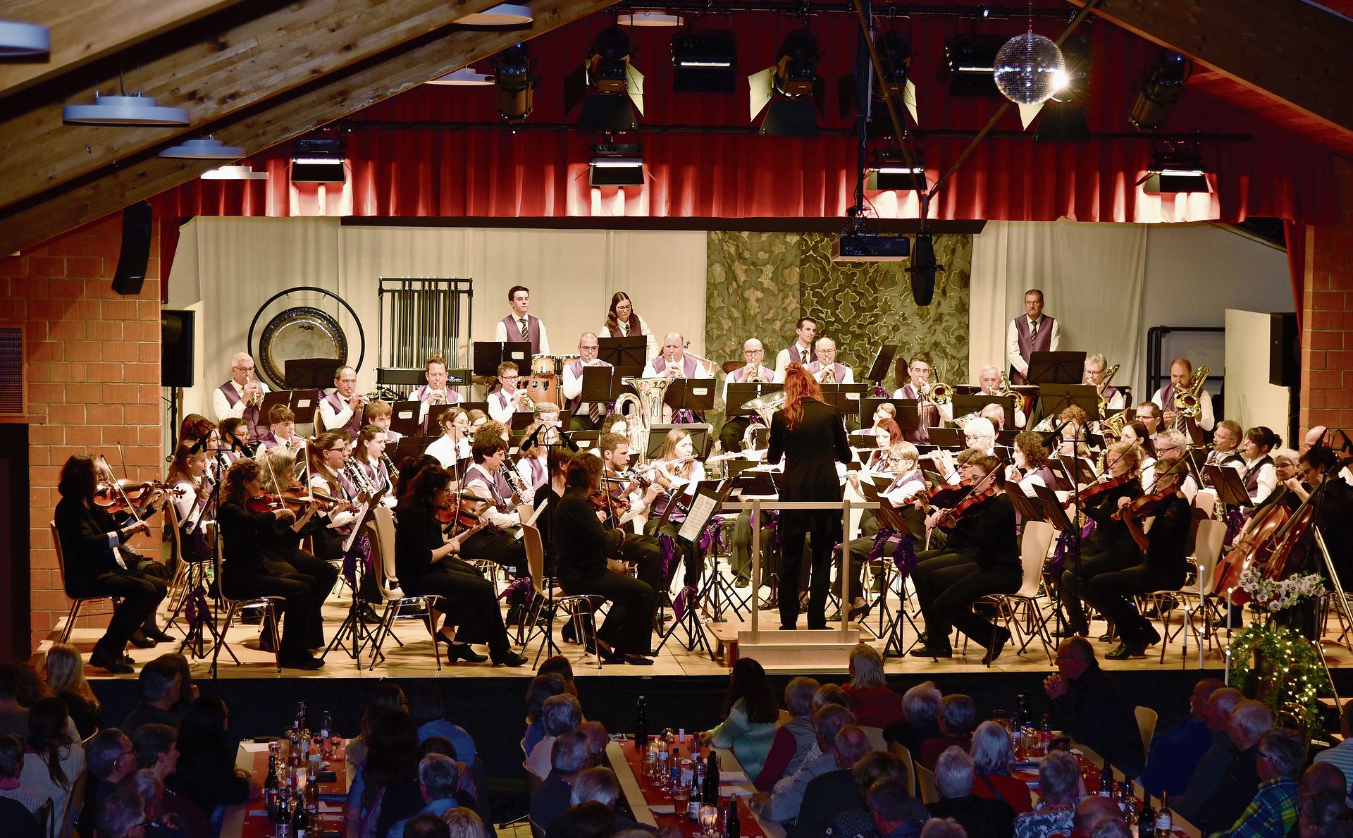 Eine volle Bühne: Das Streicherensemble und der Musikverein Harmonie Hausen werden zum Sinfonie-Blasorchester. (Bilder Marianne Voss)
