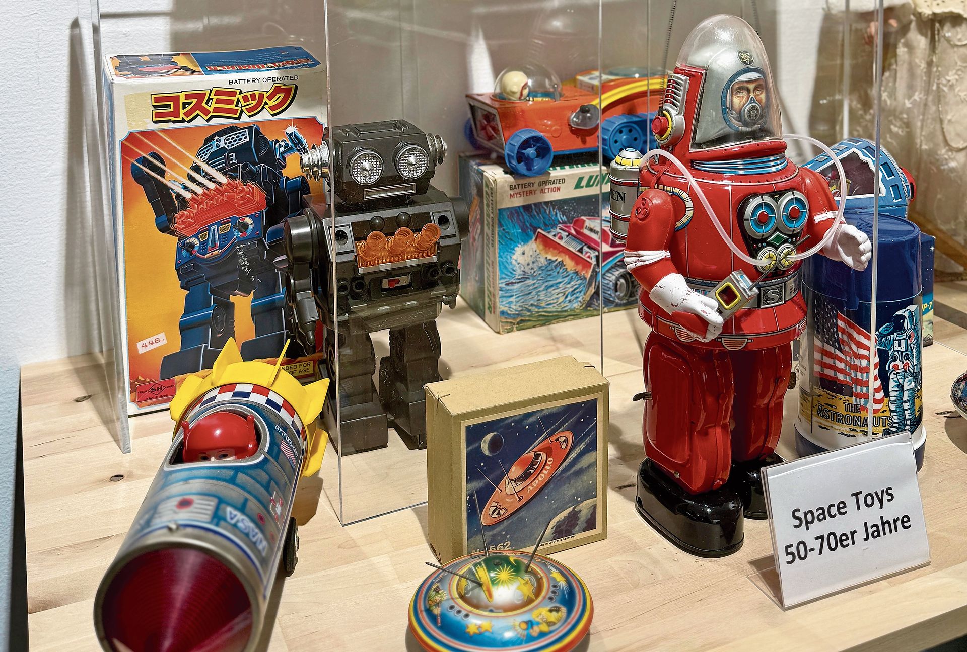 «Space Toys» – zu sehen in der KommBox in Aeugst. (Bild Brigitte Reemts Flum) «Space Toys» – zu sehen in der KommBox in Aeugst. (Bild Brigitte Reemts Flum)