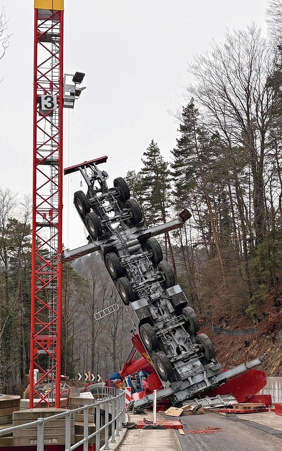 Der verunfallte Pneukran auf der Bucheneggstrasse. Der verunfallte Pneukran auf der Bucheneggstrasse.