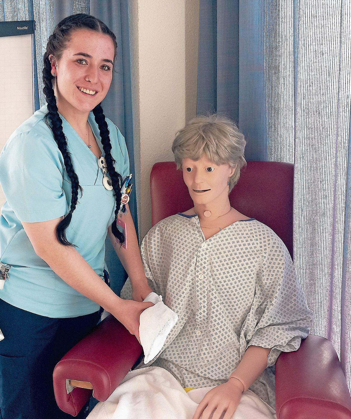 Ladina Simshäuser demonstriert an einer Übungspuppe, wie man als Fachperson Gesundheit Patienten bei der Körperpflege unterstützt. Ladina Simshäuser demonstriert an einer Übungspuppe, wie man als Fachperson Gesundheit Patienten bei der Körperpflege unterstützt.