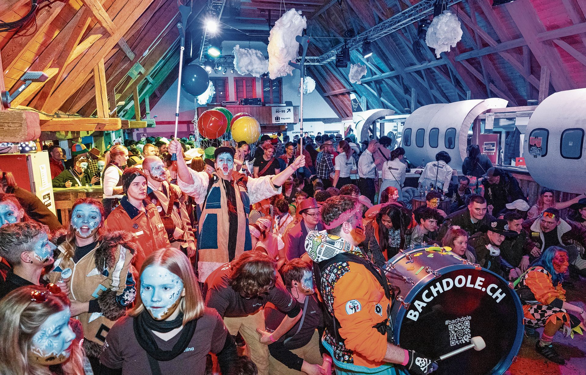 Bunt beleuchtet und voller Energie: Der Gemeindesaal in Kappel. Bunt beleuchtet und voller Energie: Der Gemeindesaal in Kappel. (Bild Nico Ilic)