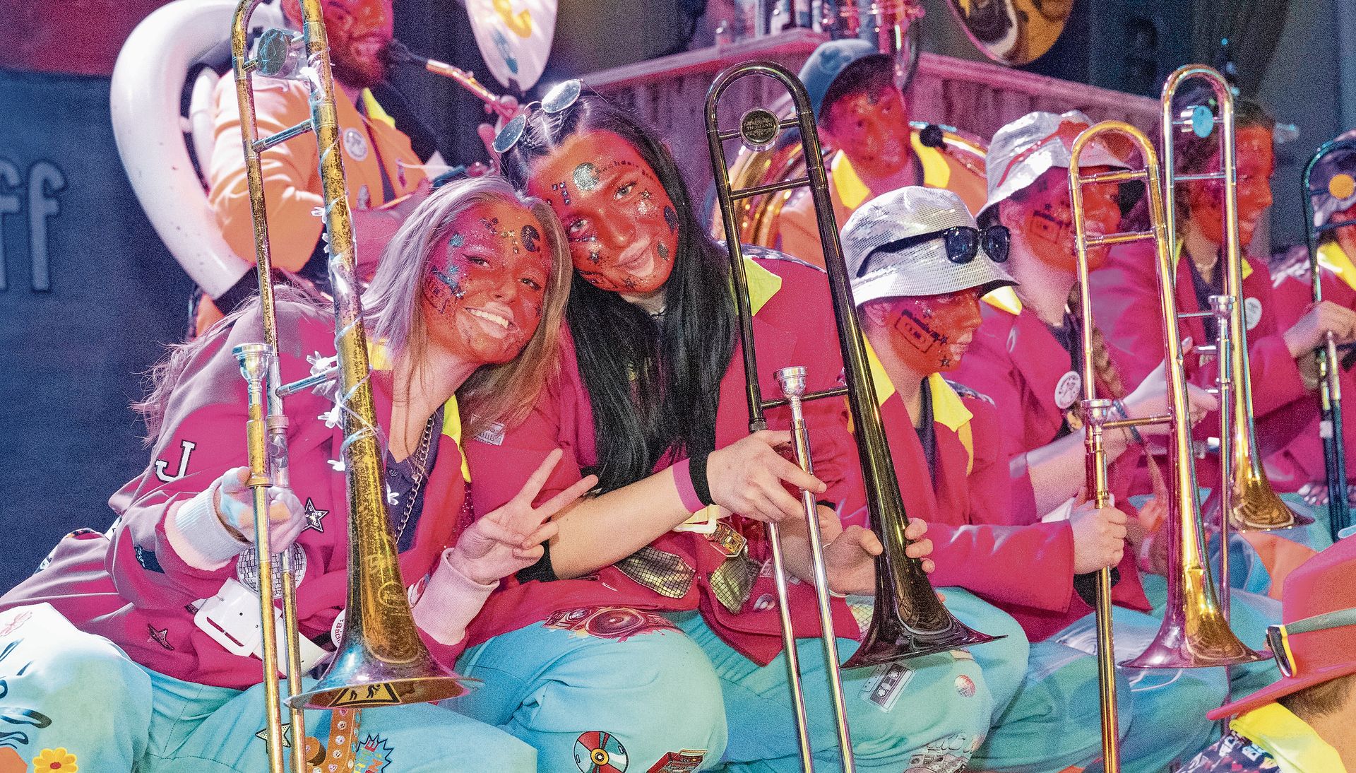 Kurze Verschnaufpause bei der Gugge auf der Bühne. Kurze Verschnaufpause bei der Gugge auf der Bühne. (Bild Nico Ilic)