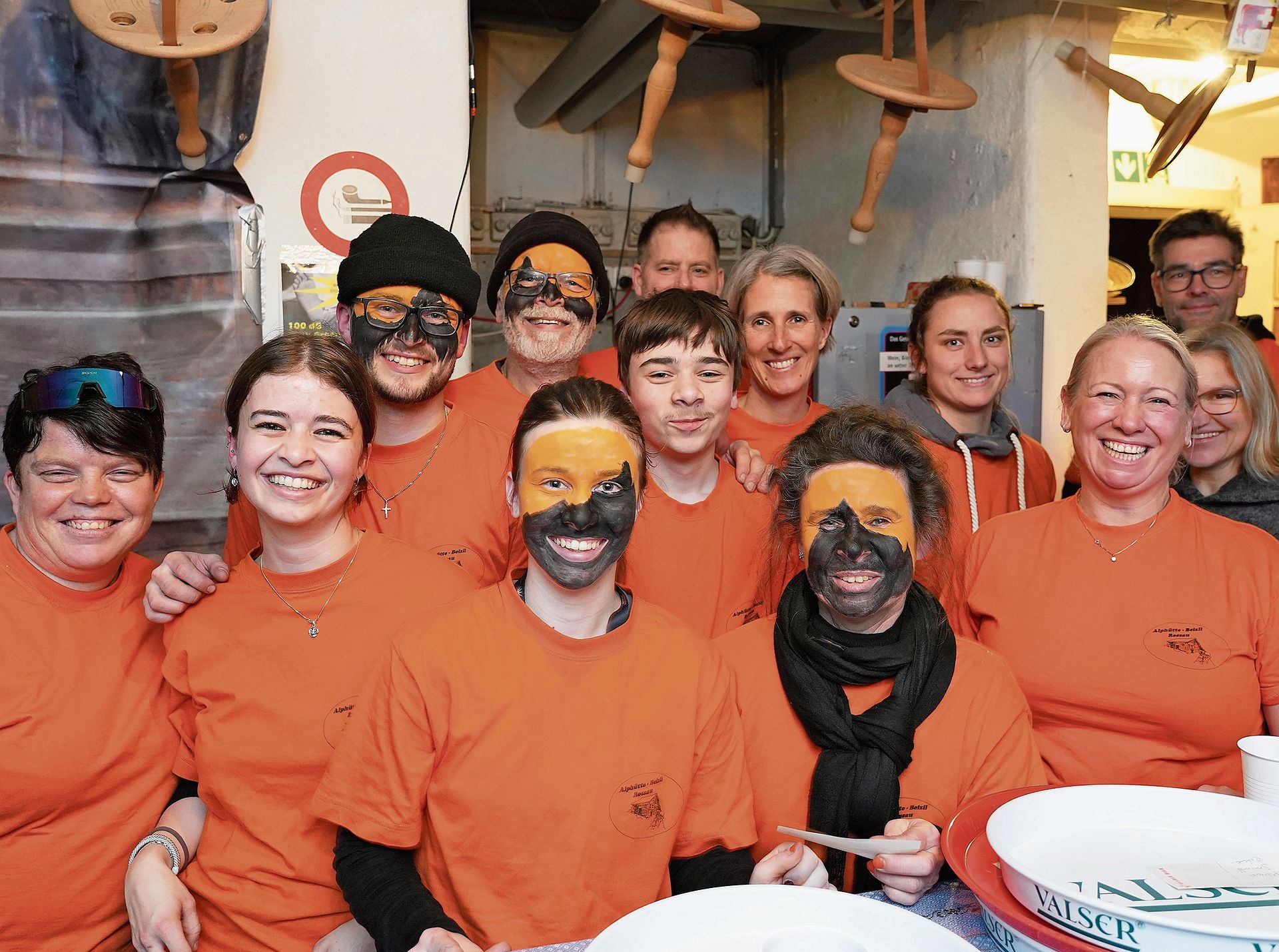 Die Rossauer Familie Kunz umringt vom Helferteam des Alphütte-Beizlis. Die Rossauer Familie Kunz umringt vom Helferteam des Alphütte-Beizlis.
