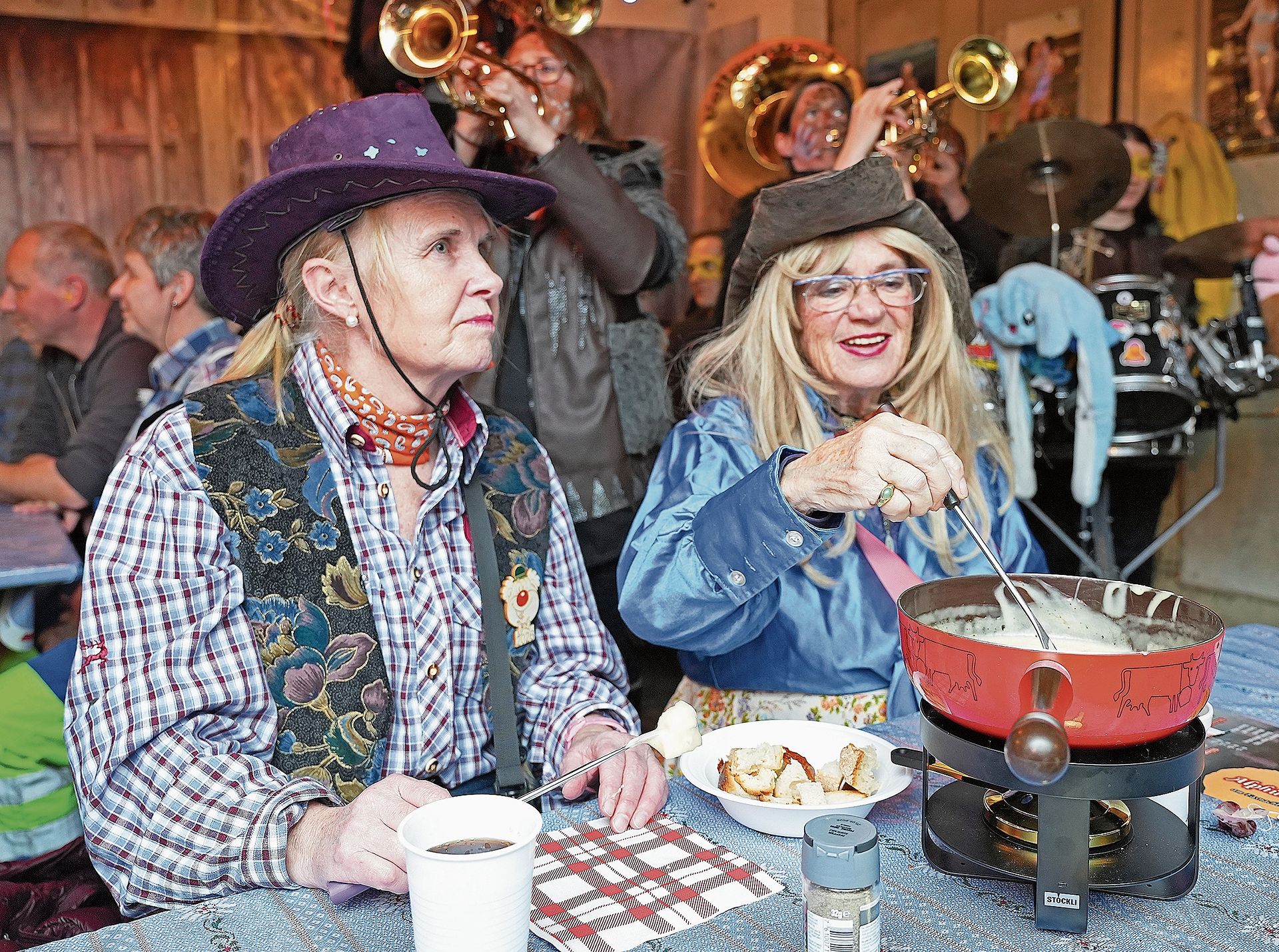 Fondue mit Pauken und Trompeten. (Bilder Martin Platter) Fondue mit Pauken und Trompeten. (Bilder Martin Platter)