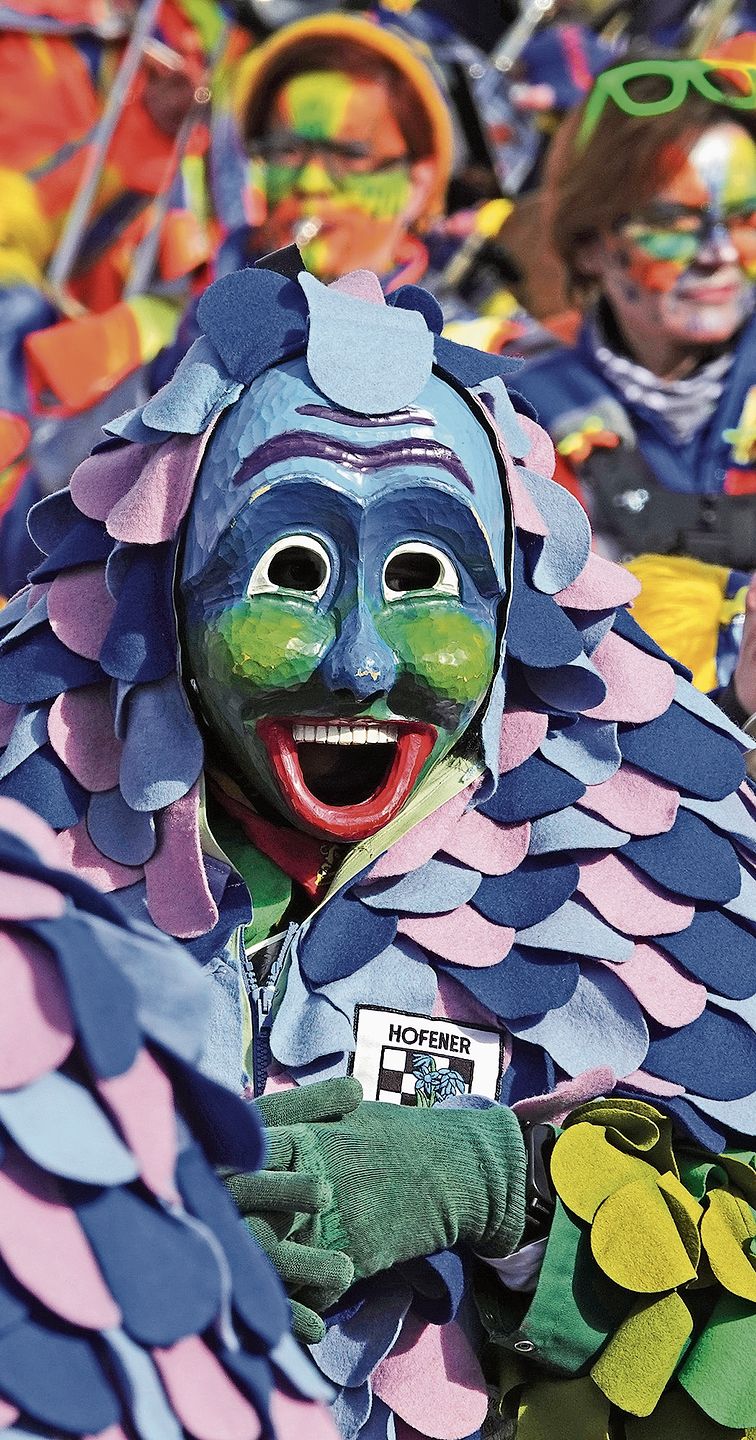Die farbenfrohen Masken der «Hofener Scillamännle» aus Deutschland. Die farbenfrohen Masken der «Hofener Scillamännle» aus Deutschland.