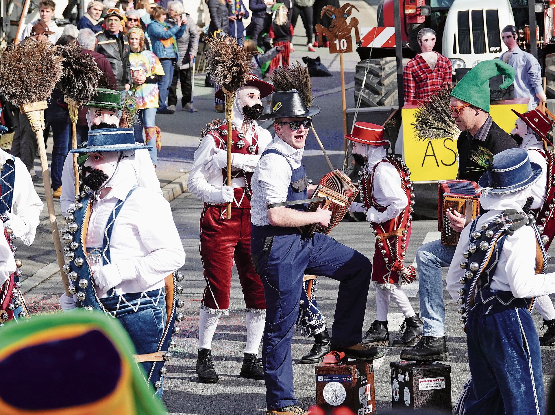 Brauchtums- und Trachtengruppen bereicherten auch den diesjährigen FGU-Umzug. Brauchtums- und Trachtengruppen bereicherten auch den diesjährigen FGU-Umzug.