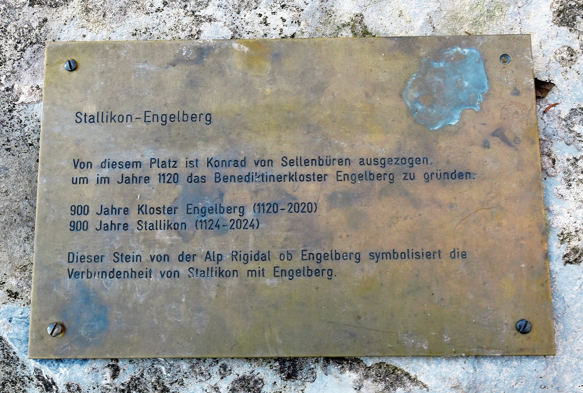 Der Blick auf den Gedenkstein zum Jubiläum der Stiftung des Klosters Engelberg auf dem Ofengüpf muss mit einem Aufstieg verdient werden, der nicht ganz ohne ist. Der Blick auf den Gedenkstein zum Jubiläum der Stiftung des Klosters Engelberg auf dem Ofengüpf muss mit einem Aufstieg verdient werden, der nicht ganz ohne ist.