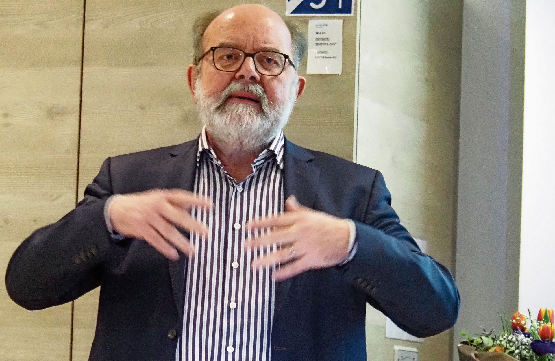 Heinz Rüegger formulierte Fakten rund um Art und Zeitpunkt des selbstbestimmten Sterbens ehrlich, offen und lebhaft. (Bilder Regula Zellweger)