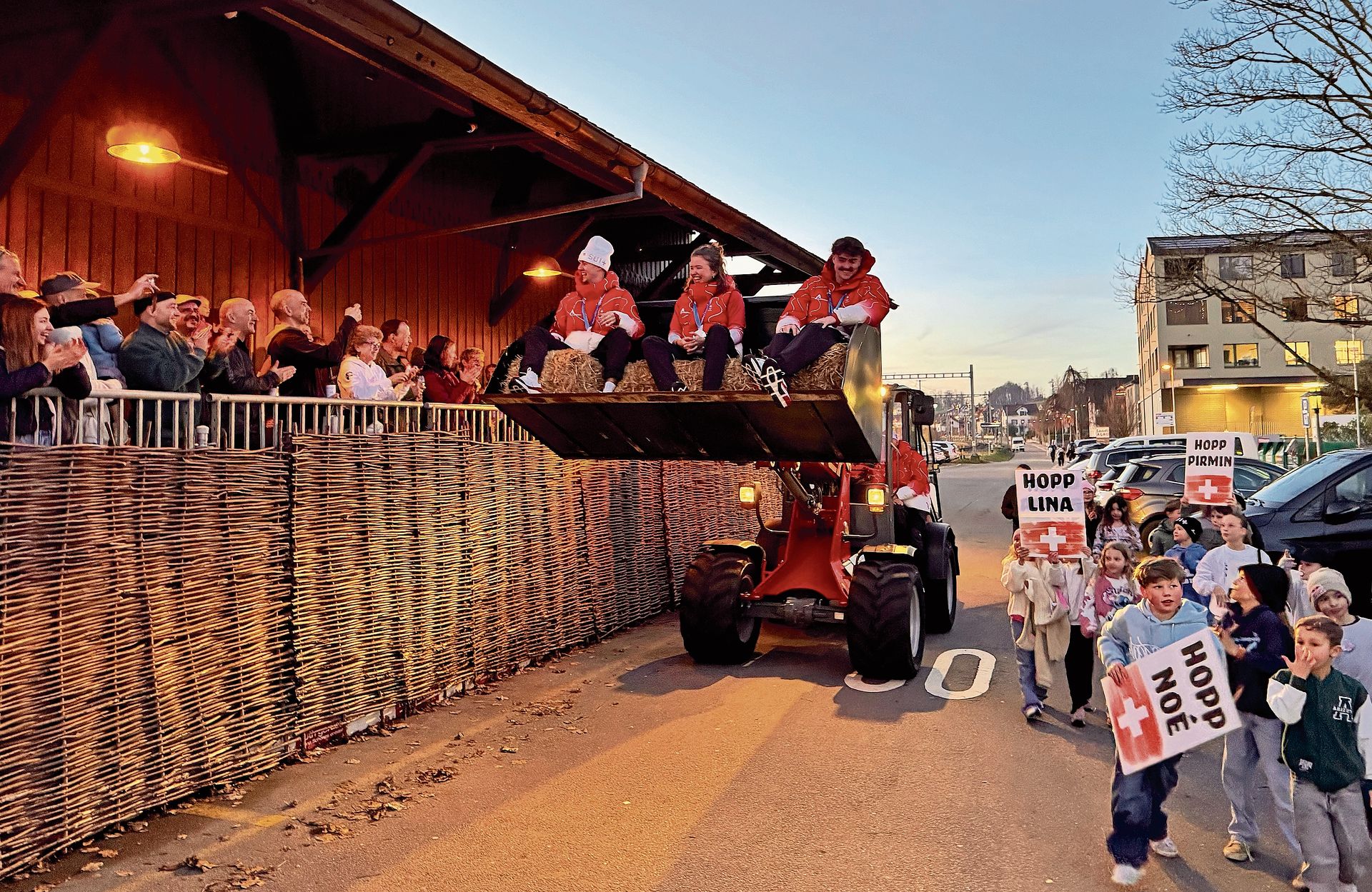 Die drei Olympiamedaillen-Gewinner wurden mit dem Traktor vorgefahren, begleitet von Applaus. (Bilder Dominik Stierli) Die drei Olympiamedaillen-Gewinner wurden mit dem Traktor vorgefahren, begleitet von Applaus. (Bilder Dominik Stierli)