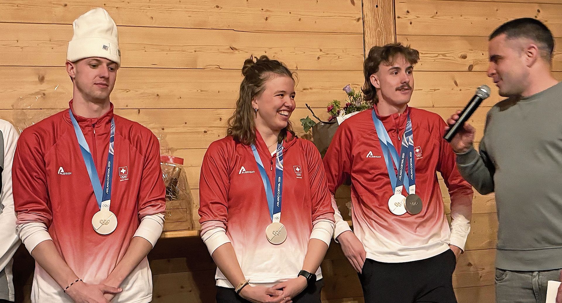 Die Olympiamedaillen umgehängt, beantworteten die Aerials-Athleten, (von links) Pirmin Werner, Lina Kozomara und Noé Roth, die Fragen von Andreas Isoz. Die Olympiamedaillen umgehängt, beantworteten die Aerials-Athleten, (von links) Pirmin Werner, Lina Kozomara und Noé Roth, die Fragen von Andreas Isoz.
