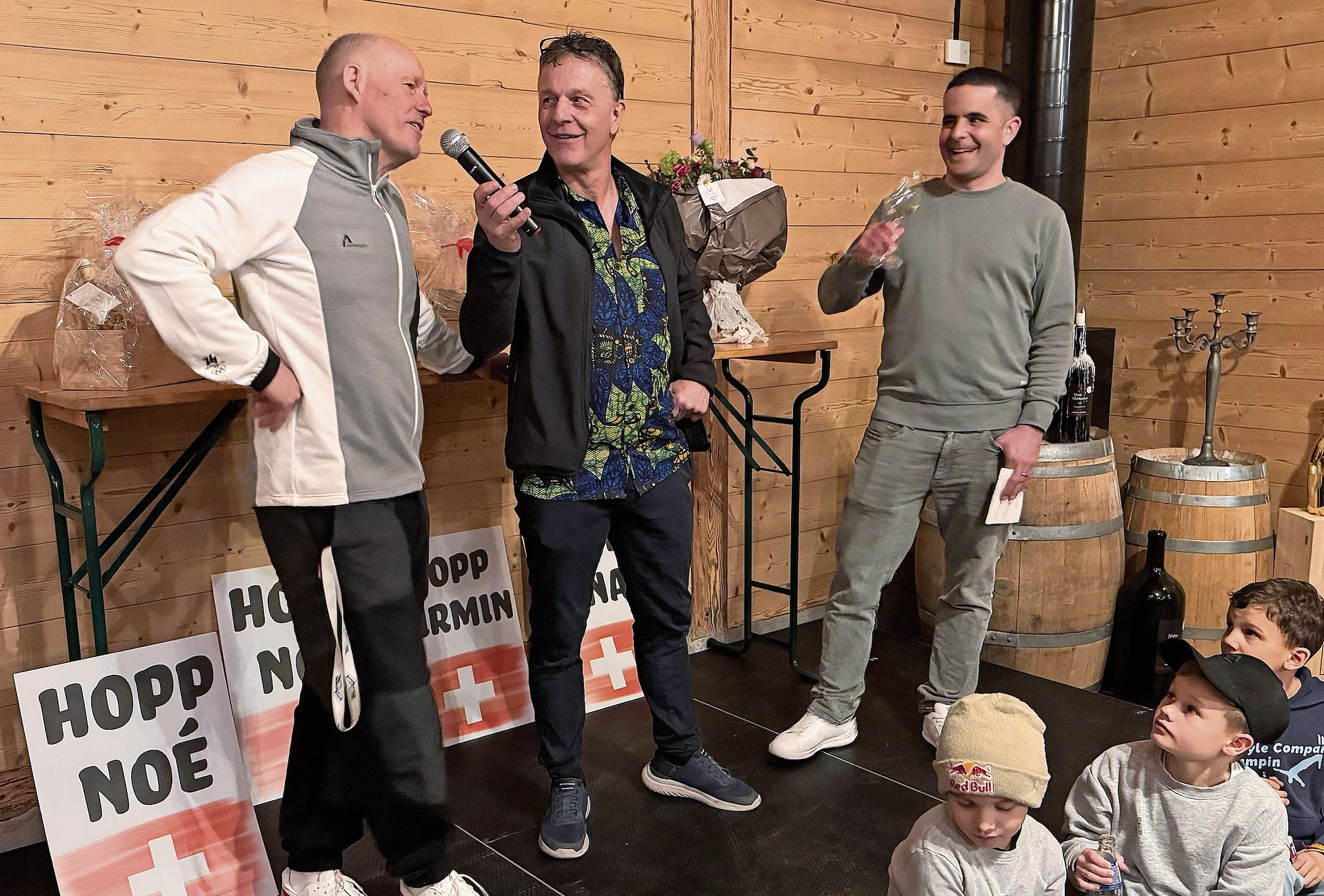 Aerials-Nationaltrainer Michel Roth, ehemaliger Olympiagold-Gewinner Sonny Schönbächler und Jumpin-Präsident Andreas Isoz im Gespräch.