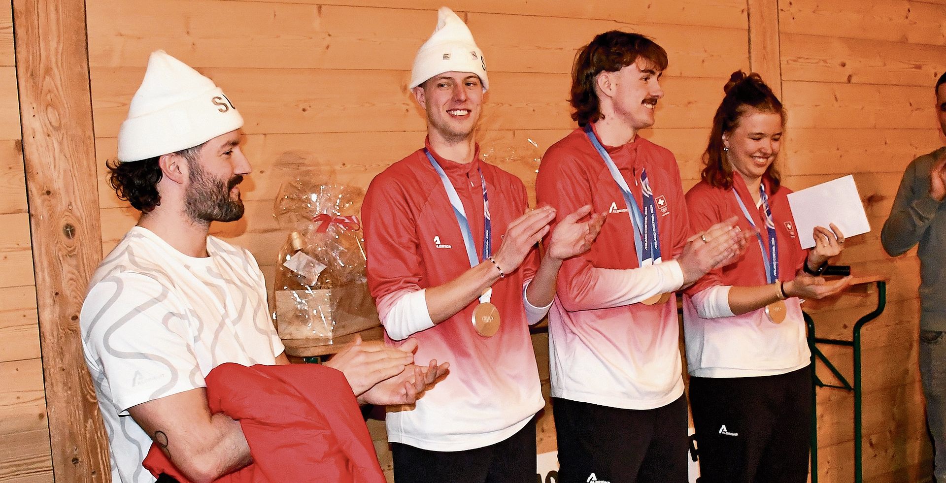 Vier Olympiamedaillen-Gewinner von Milano Cortina 2026 auf einer Bühne vereint (von links): Bobpilot Michael Vogt und die Aerials-Athleten Pirmin Werner, Noé Roth und die Rifferswilerin Lina Kozomara. (Bilder Dominik Stierli)