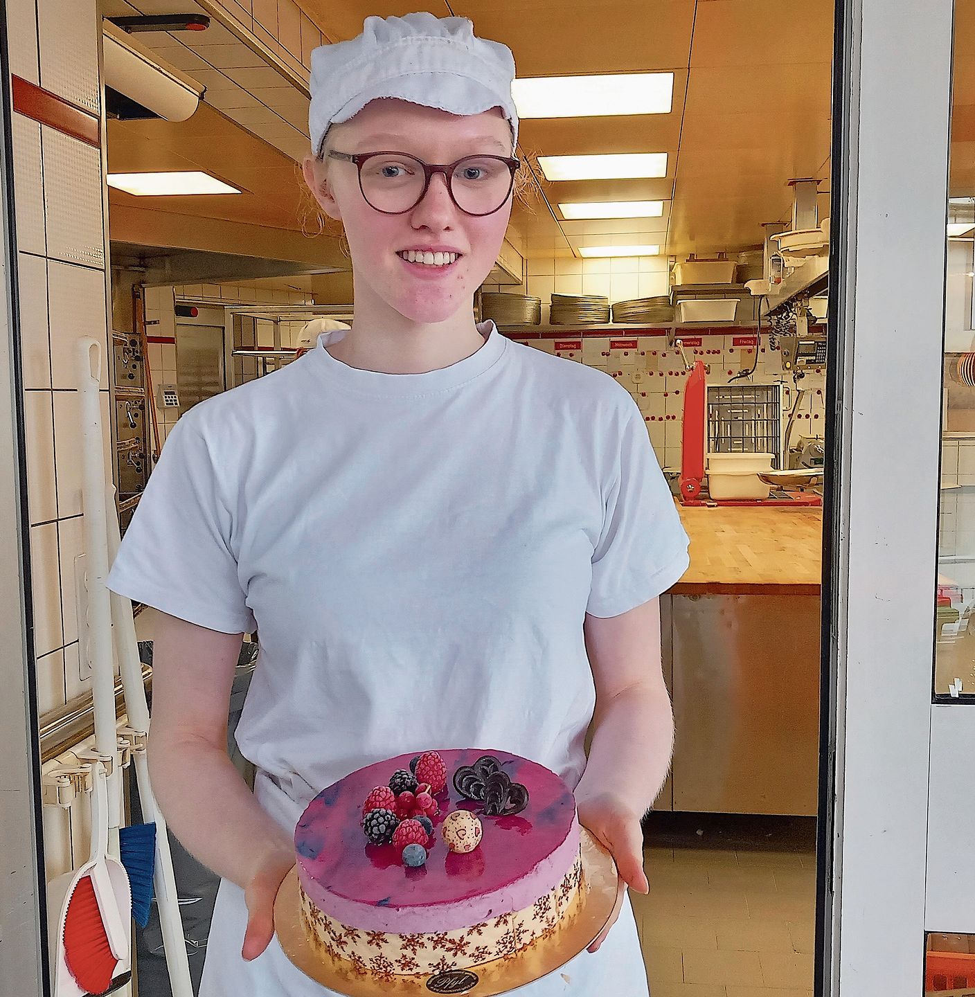 Cora Bollier zeigt ein Beispiel einer Torte, die in ihrem Lehrbetrieb gefertigt wird. (Bilder Marcus Weiss) Cora Bollier zeigt ein Beispiel einer Torte, die in ihrem Lehrbetrieb gefertigt wird. (Bilder Marcus Weiss)