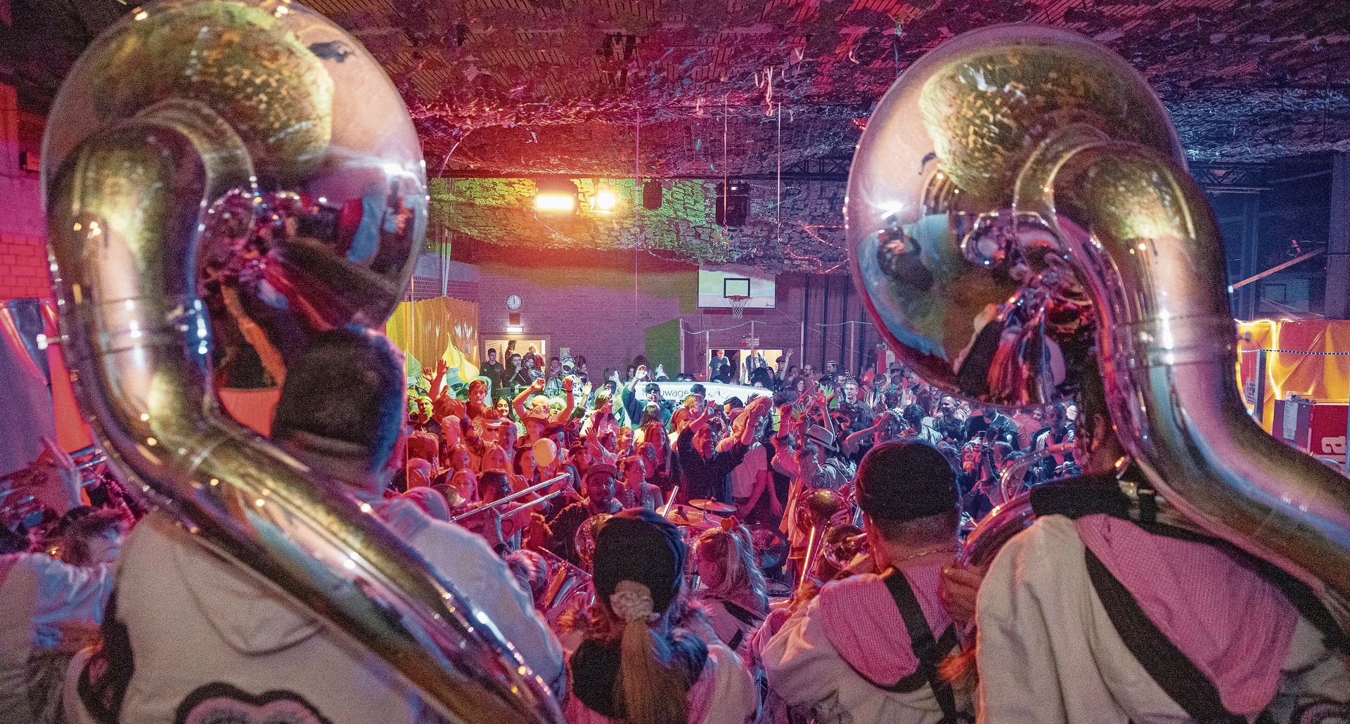 Die Stimmung am Maskenball in Zwillikon war toll. Die Guggenmusiken heizten den Gästen ein. (Bilder Nico Ilic)