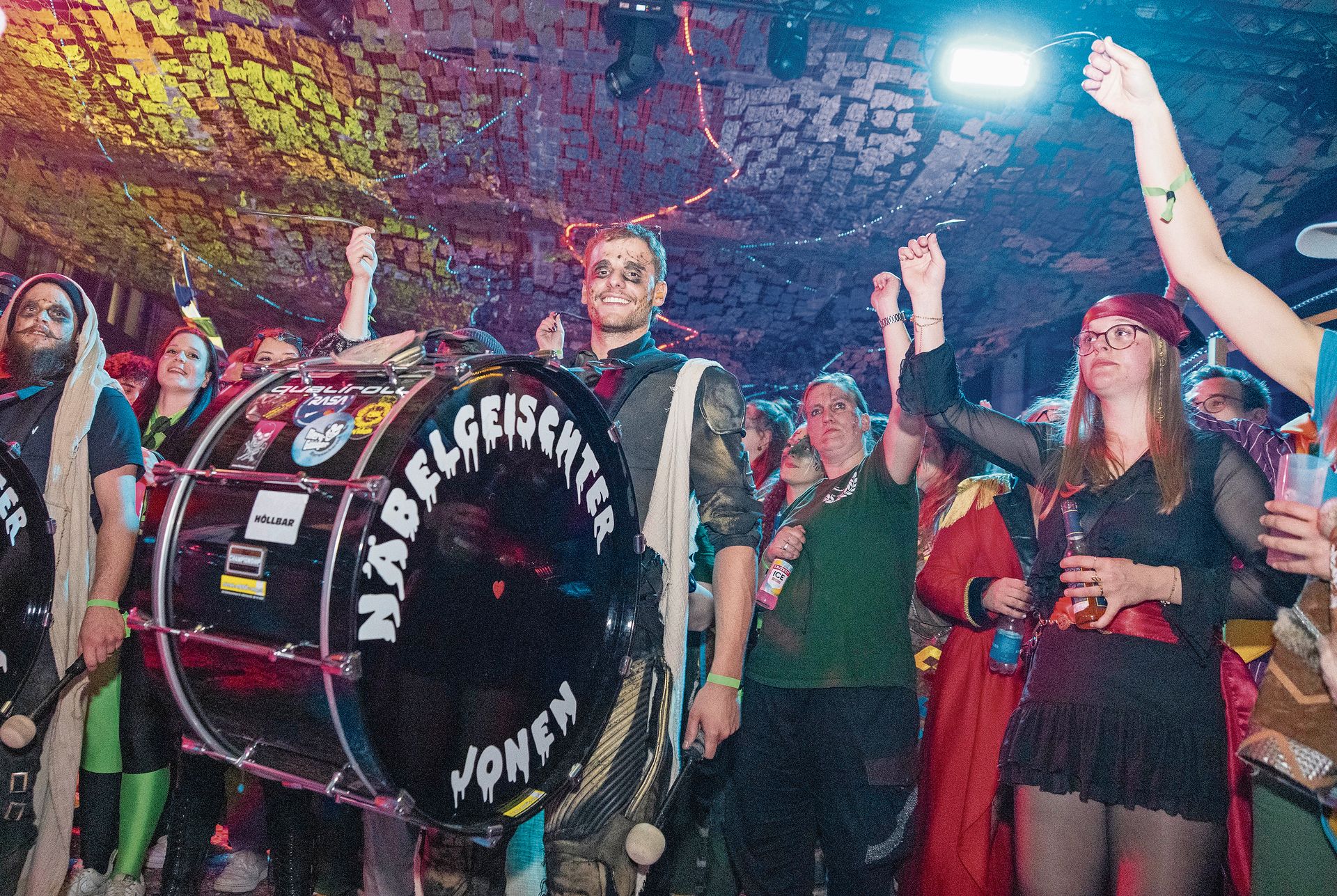 Die Besucher drängten sich bis ganz nah an die Guggenmusik Näbelgeischter aus Jonen. 