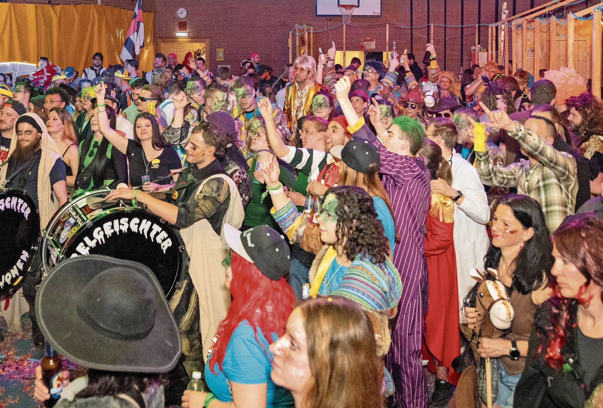 Die Turnhalle war voll und mit der Zeit auch sehr warm, was vor allem dünneren und leichteren Masken zugutekam.