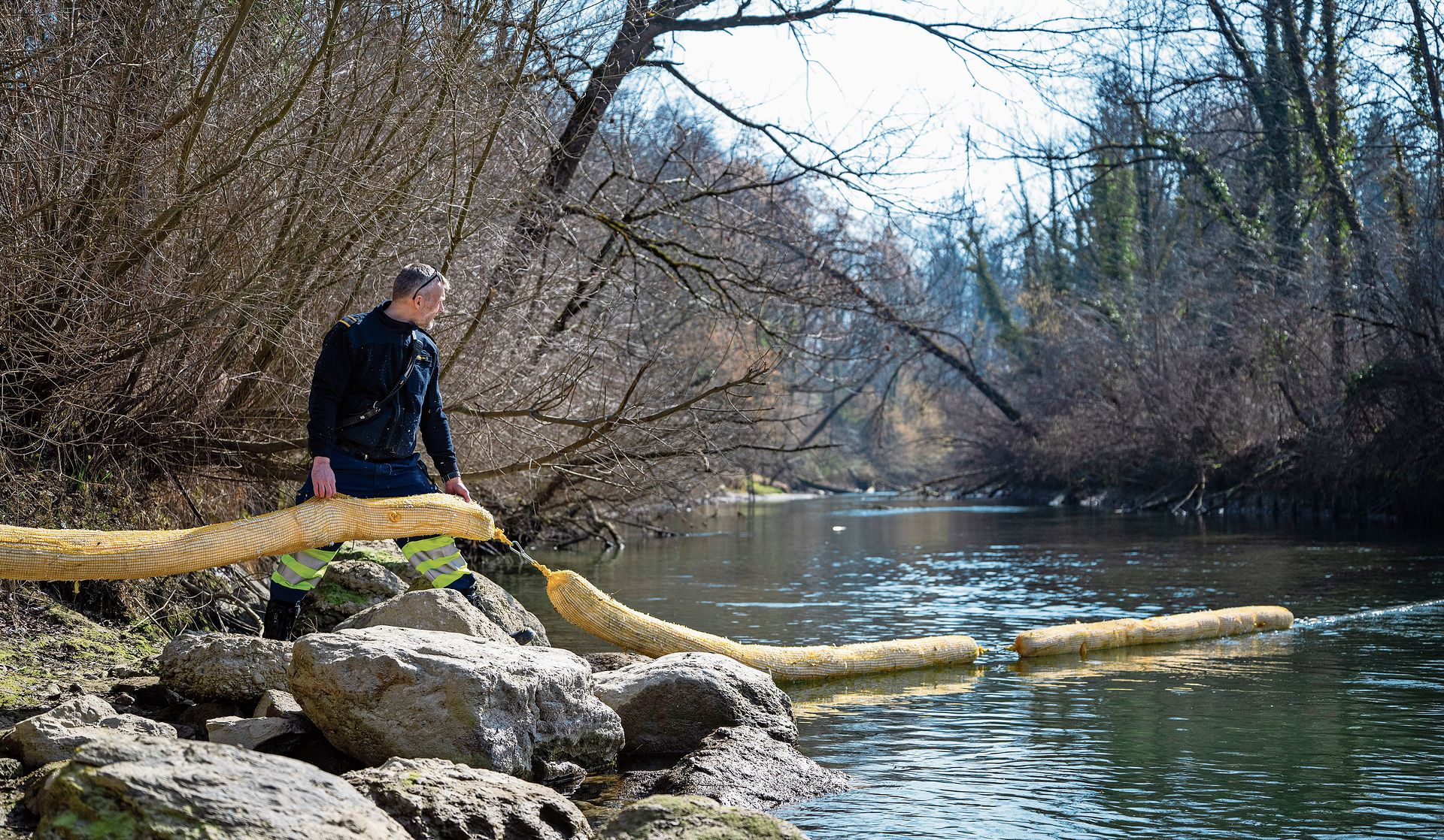 Die Feuerwehr Obfelden errichtete am Lorzenspitz eine Ölsperre.