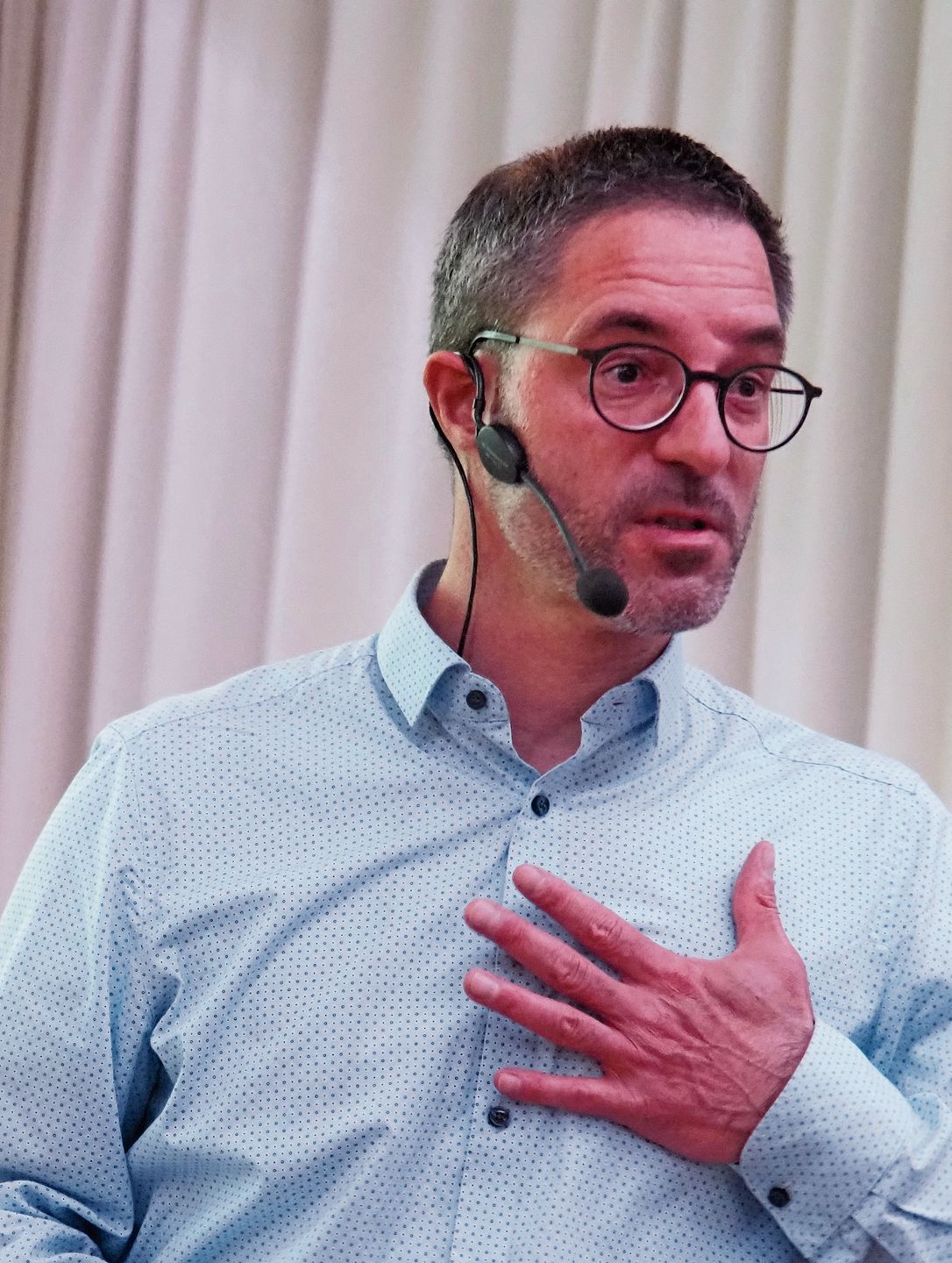 «Hand aufs Herz», fragte der Referent Remo Rüegger das Publikum, «wer braucht nicht manchmal ein wenig Stress?» (Bilder Regula Zellweger)