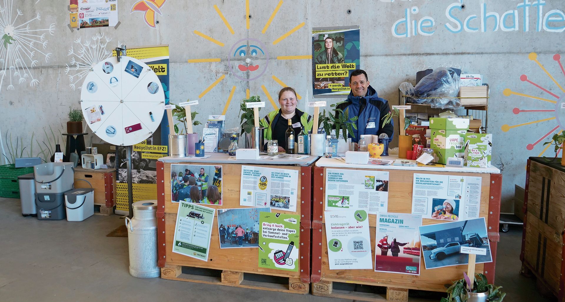 Am Posten der Schmid AG klären Leandra Schmid und Daniel Hoffmann zum Thema Recycling und insbesondere zur Brandgefahr von Akkus auf, da es wegen so eines Akkus 2021 zu einem Grossbrand im Entsorgungsbetrieb kam. Danach darf am Wettbewerb teilgenommen und am Glücksrad gedreht werden.