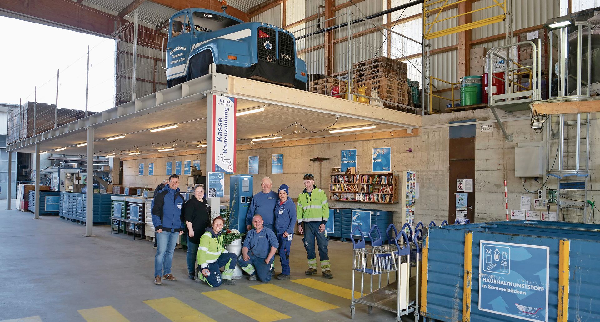 Das Team der Schmid AG (von links): Daniel Hoffmann (Verkauf und Marketing), Leandra Schmid (Administration und Kommunikation), Martina Schmid (Leitung Sammelstelle), Adrian Schmid (stellvertretender Betriebsleiter), Fredy und Priska Schmid (Geschäftsführer und Inhaber), Yves Suter (Lernender); auch bekannt als blauer Schmid, sorgt mit insgesamt 29 Mitarbeitern dafür, dass Entsorgung und Recycling möglichst schnell und einfach gehen.  (Bilder Claudia Eugster)