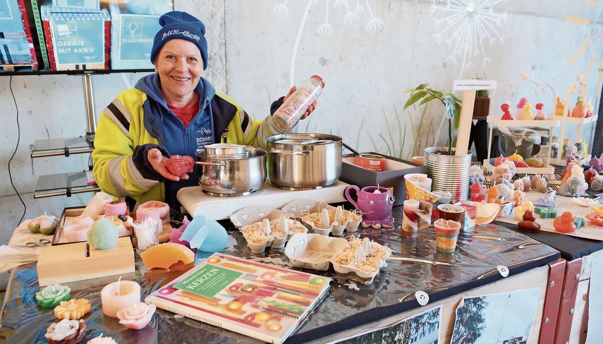 Beim Posten zum Thema Wachsprodukte zeigt Priska Schmid, was aus Altwachs alles entstehen kann. Dafür sammelt sie Kerzenwachs, säubert und zerkleinert es und giesst dann neue Kerzen in den verschiedensten Formen daraus. Der Erlös aus dem Kerzenverkauf wird gespendet, in den letzten Jahren an das Kinderspital. Nebst Kerzen nimmt der Öki-Hof auch Kork und Bücher an. Es hat ein Bücherregal bei der Sammelstelle, wo diese mitgenommen werden dürfen. 