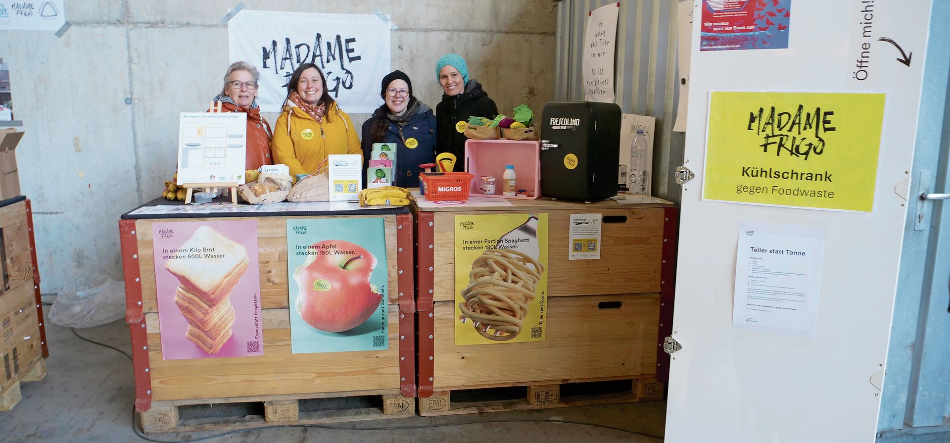 Am Posten zum Thema Anti-Food-Waste wird das Konzept der öffentlichen Kühlschränke von Madame Frigo vorgestellt (von links): Elisabeth Huber (Verantwortliche Frigo Jonen), Kim Krickhahn (Helferin Frigo Bonstetten), Claudia Gerges (Verantwortliche Frigo Bonstetten), Sarah Eyring von foodsharing.
