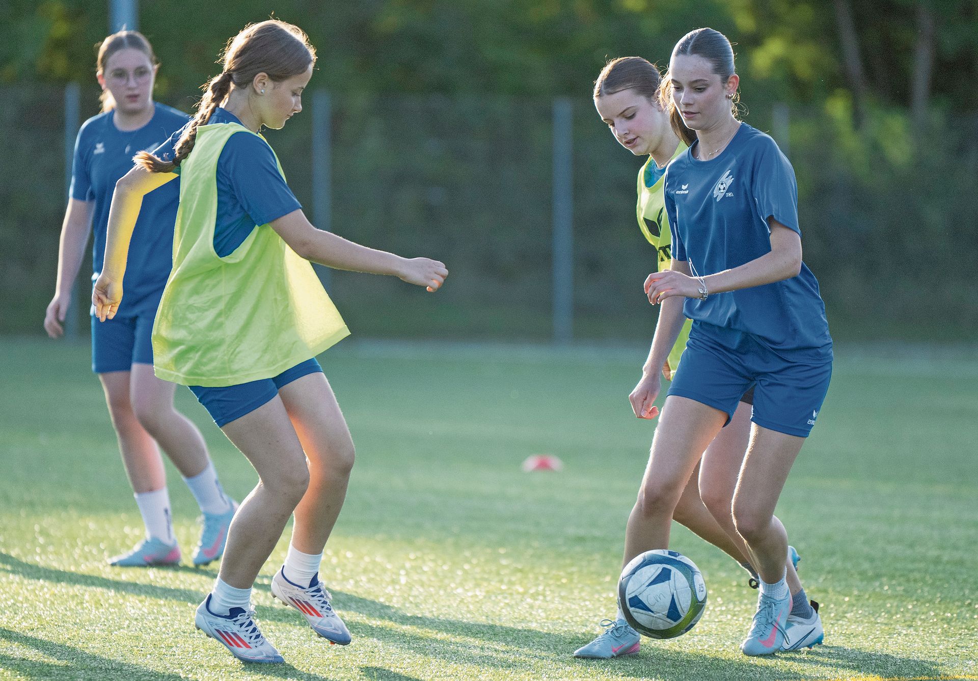 C-Juniorinnen des FC Affoltern beim Training. (Archivbild Nico Ilic)