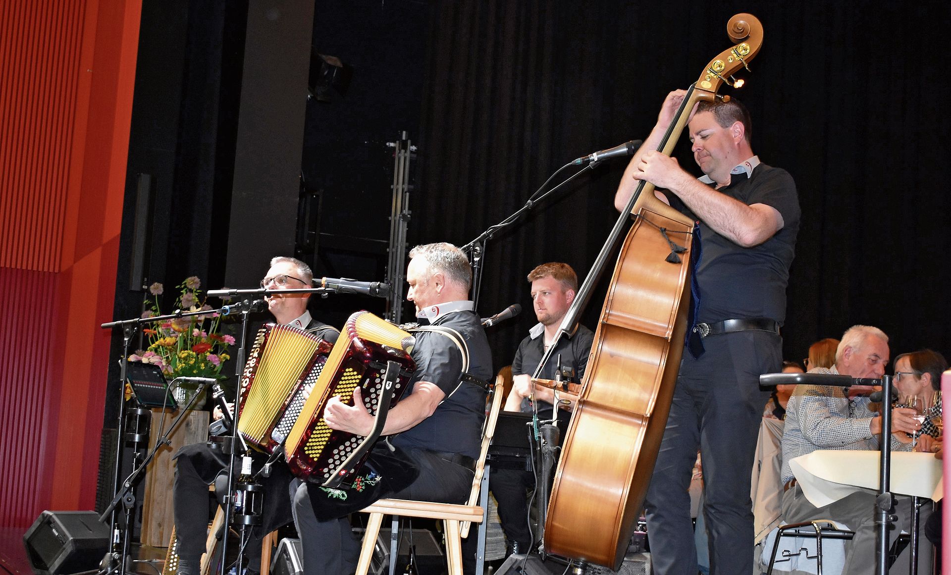 Das Quartett waschächt begeisterte mit schwungvoller, mitreissender Musik.