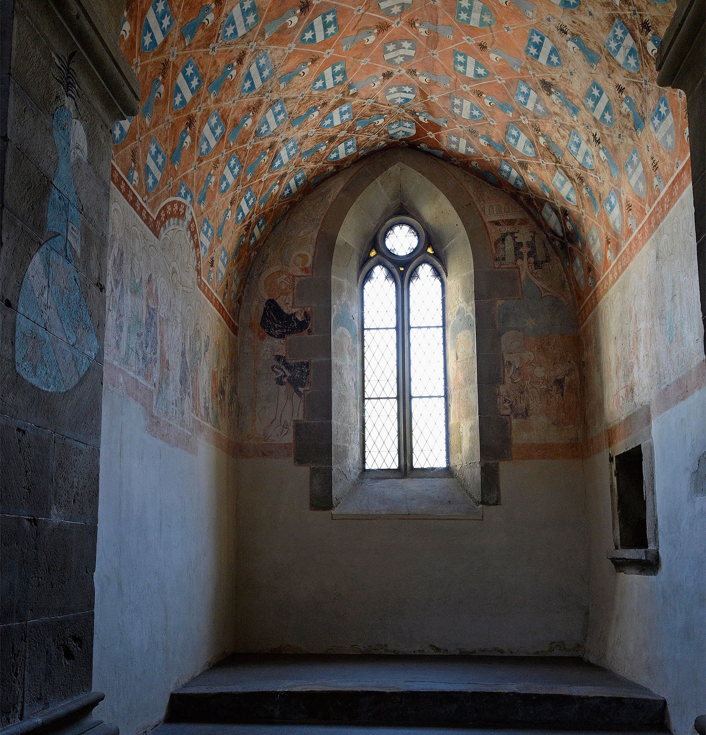 Das Kloster Kappel entwickelte sich im 14. Jahrhundert zunehmend zu einem Zentrum des niedrigen Habsburger Adels. Die dem heiligen Stephan gewidmete südlichste Kapelle des Klosters diente der Familie Gessler als Grabkapelle. Heinrich Gessler, einer der einflussreichsten Adligen im Mittelland, stiftete dem Kloster im Jahr 1387 eine stattliche Summe Geld.