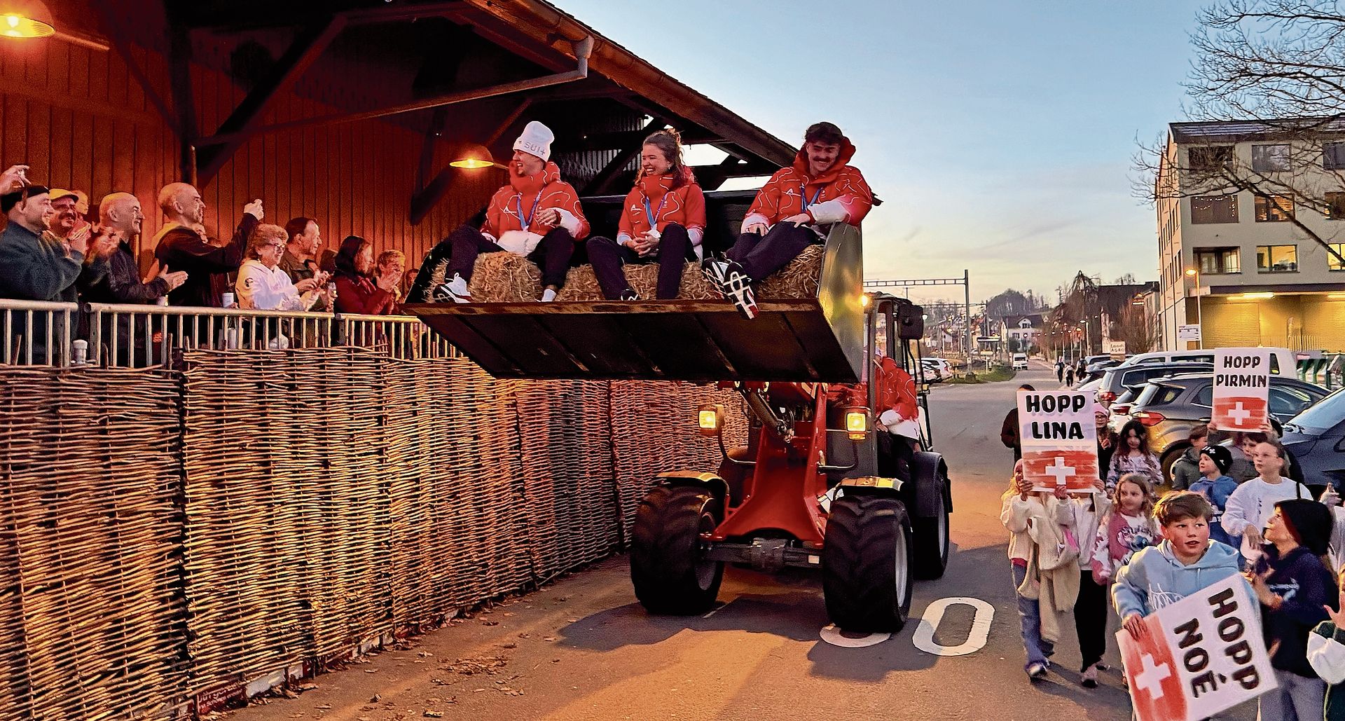 Die drei Olympiamedaillen-Gewinner wurden Ende Februar in Mettmenstetten feierlich empfangen und gebührend von Gemeindevertretern und der Bevölkerung gefeiert. (Archivbilder Dominik Stierli) Die drei Olympiamedaillen-Gewinner wurden Ende Februar in Mettmenstetten feierlich empfangen und gebührend von Gemeindevertretern und der Bevölkerung gefeiert. (Archivbilder Dominik Stierli)