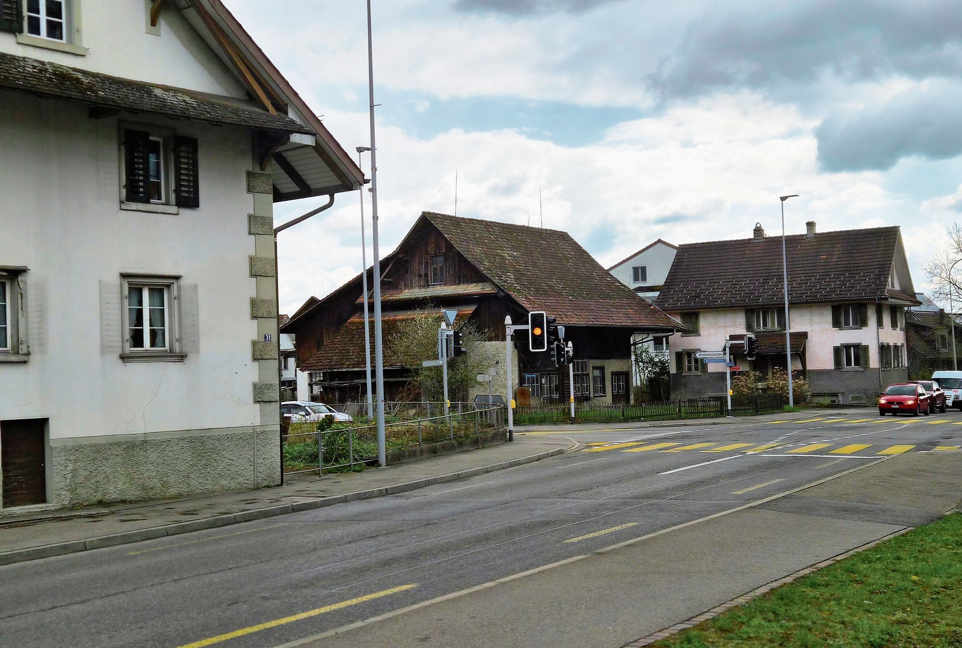 Die Gebäude in Vordergrund müssen der neuen Überbauung der Immocal AG weichen. Die Liegenschaft links im Bild muss auch weg. Dort entsteht die Überbauung «Am Schliffiweg».  (Bild Werner Schneiter)