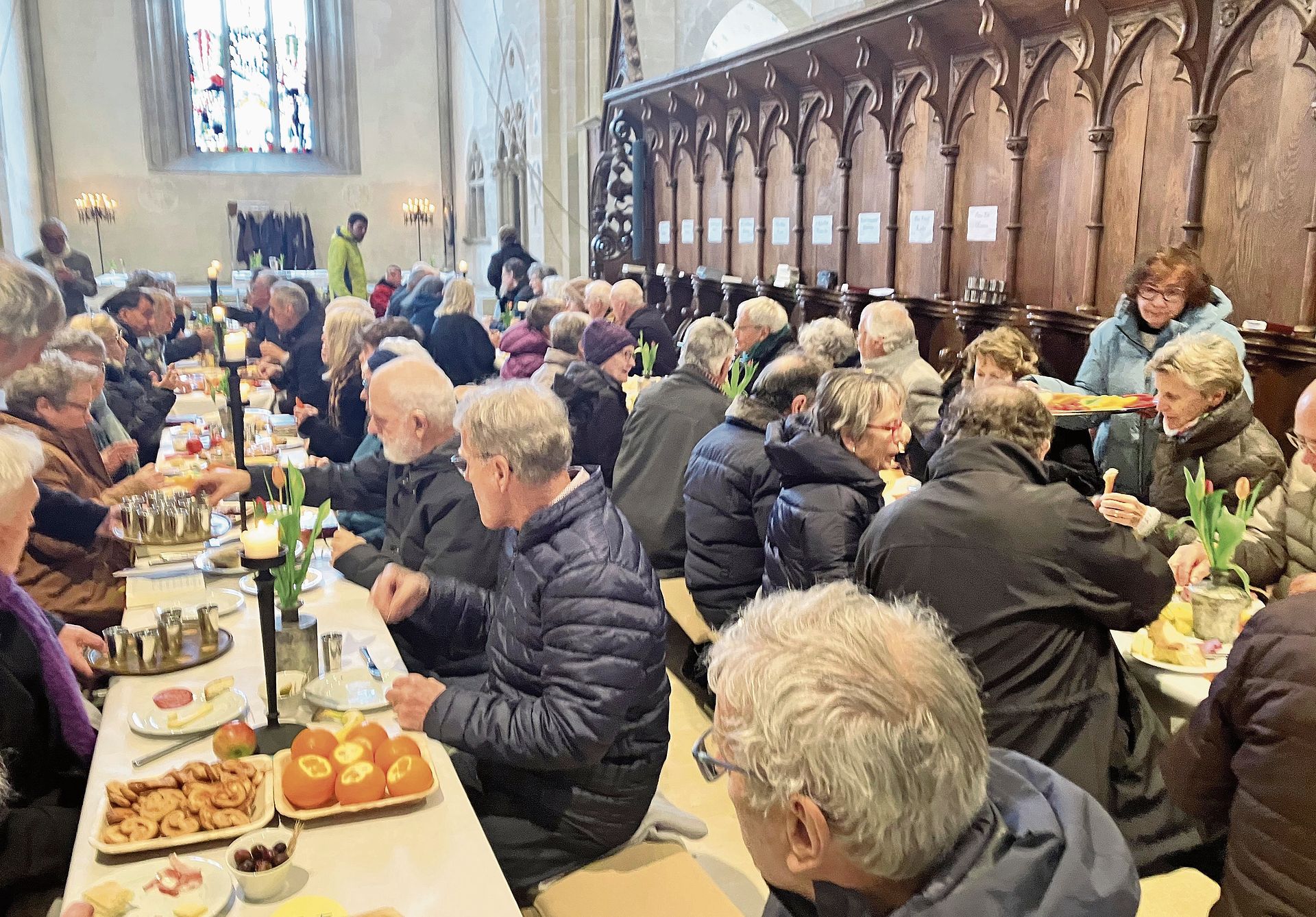 In der Klosterkirche sass man an Tischen. Das Abendmahl ging in eine gemütliche Agapefeier über.