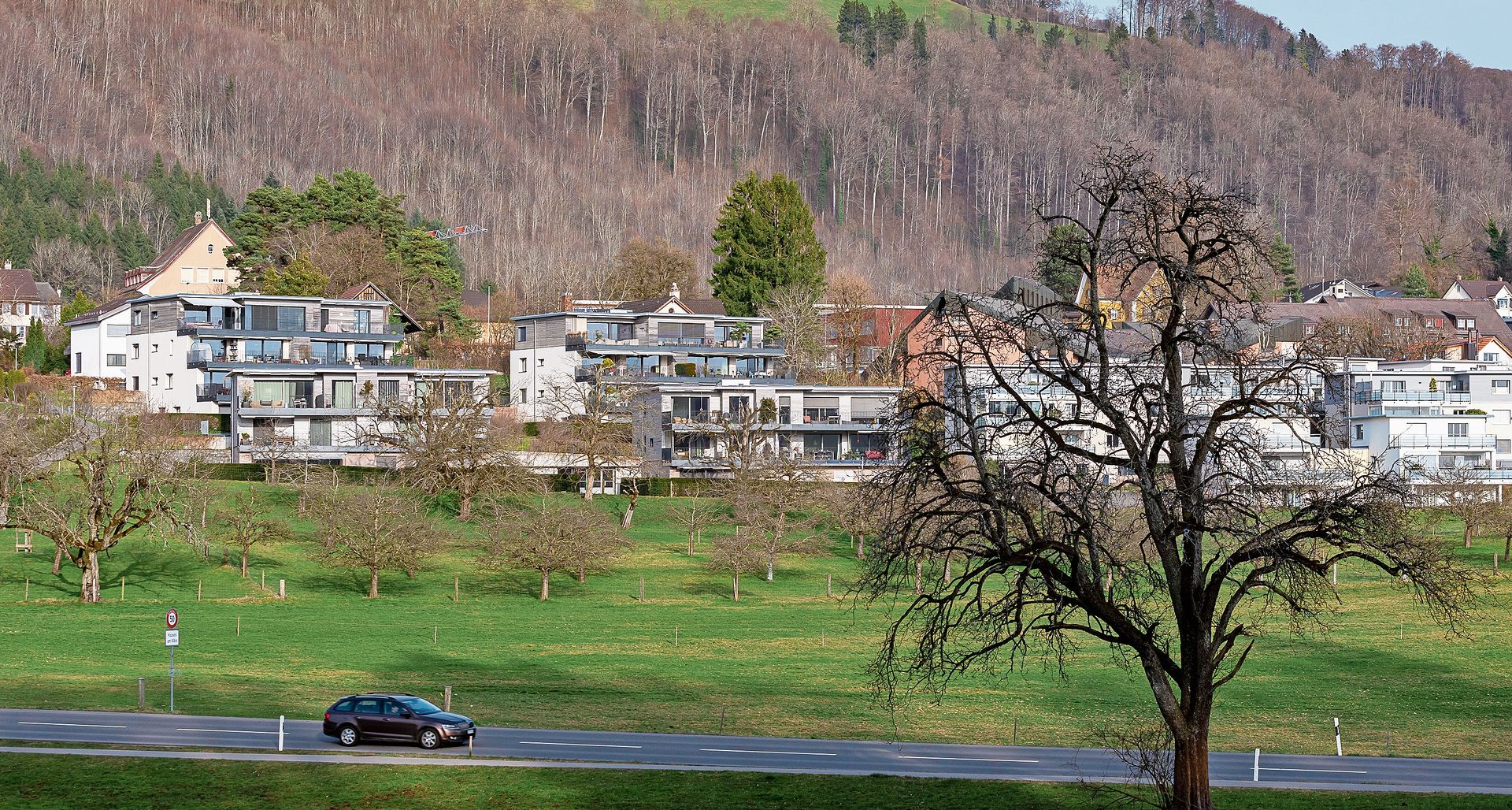 Wohngebäude in Hausen: Hier sowie in Affoltern und Hedingen kann man sich laut der UBS mit einem durchschnittlichen Einkommen nur eine qualitativ hochwertige Eigentumswohnung bis 60 Quadratmeter leisten. (Bild Daniel Vaia) Wohngebäude in Hausen: Hier sowie in Affoltern und Hedingen kann man sich laut der UBS mit einem durchschnittlichen Einkommen nur eine qualitativ hochwertige Eigentumswohnung bis 60 Quadratmeter leisten. (Bild Daniel Vaia)