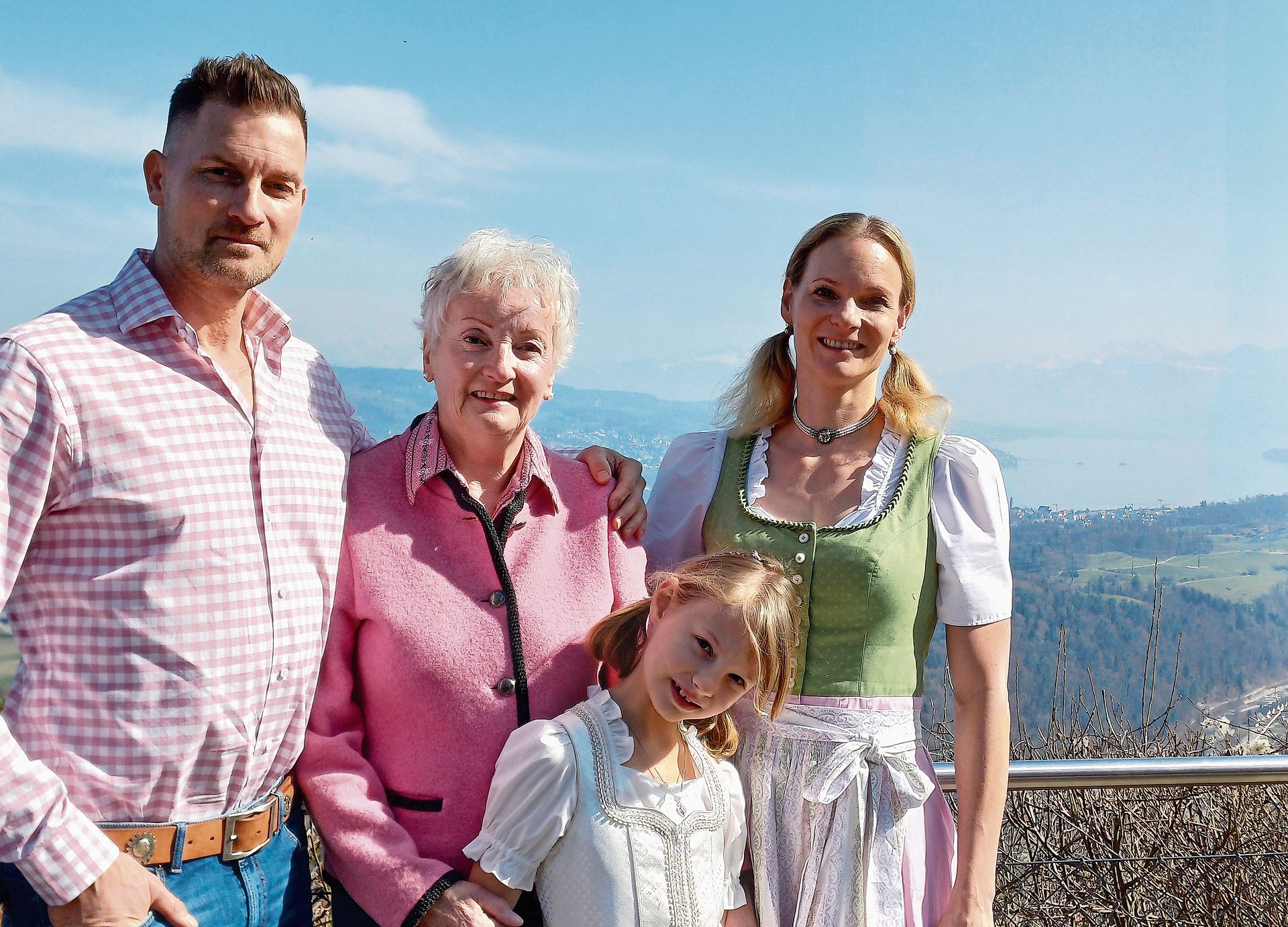 Raphael Horst arbeitet Teilzeit auf der Felsenegg, Annemarie Horst bringt Österreicher Charme ins Familienunternehmen. Enkelin Leia und Tochter Tamara lieben es, im Dirndl «Alpenmode» zu präsentieren (von links). (Bilder Regula Zellweger)
