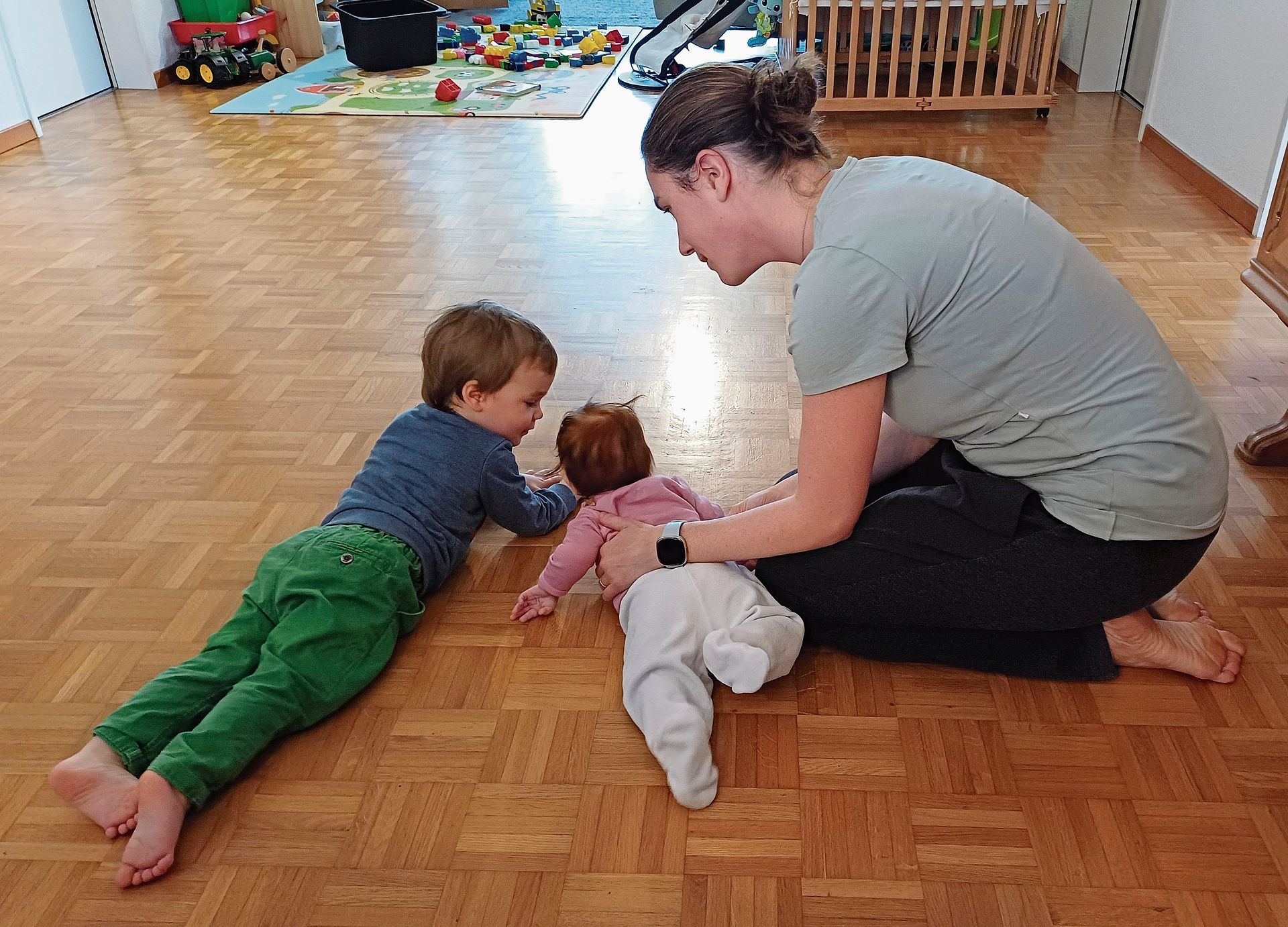 Der kleine Jon liebt es, seine kleine Schwester Mia anzuleiten. Mutter Lea Frey unterstützt die Geschwister im Miteinander und schützt die kleine Mia liebevoll. (Bild Regula Zellweger) Der kleine Jon liebt es, seine kleine Schwester Mia anzuleiten. Mutter Lea Frey unterstützt die Geschwister im Miteinander und schützt die kleine Mia liebevoll. (Bild Regula Zellweger)