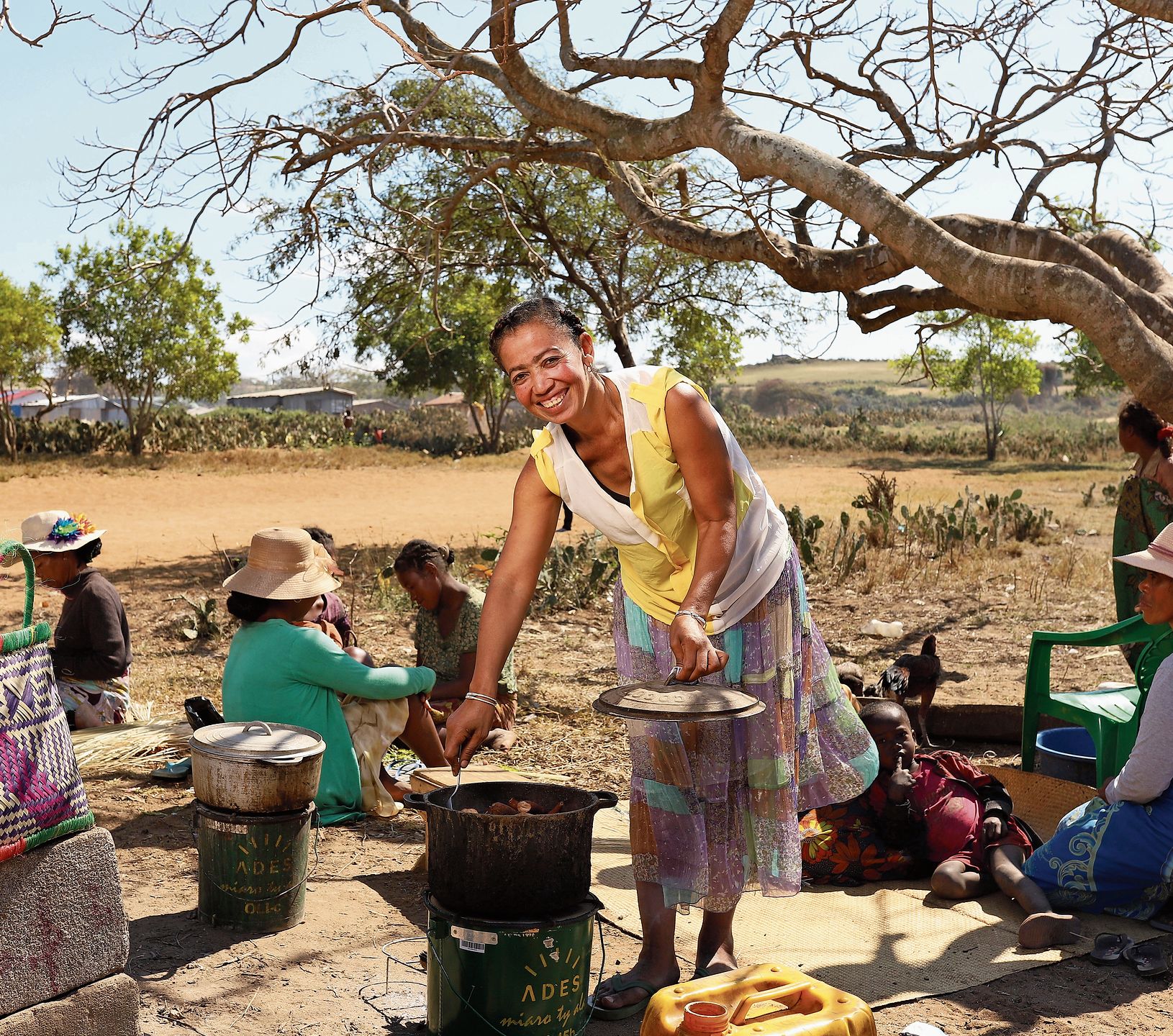 Sahambo Tsinaherina nimmt den 500 000. Ades-Kocher in Betrieb.(Bild Marianne Voss)