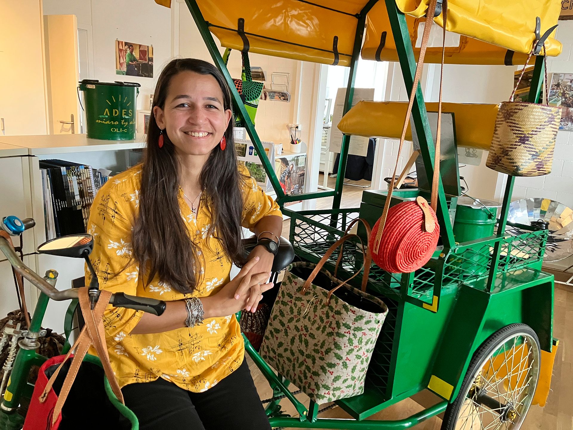 Maryn Mohn Drouet, nationale Direktorin von Ades in Madagaskar, zu Besuch in der Geschäftsstelle in Mettmenstetten, wo ein typisches madagassisches Transportvelo steht. (Bild Marianne Voss)