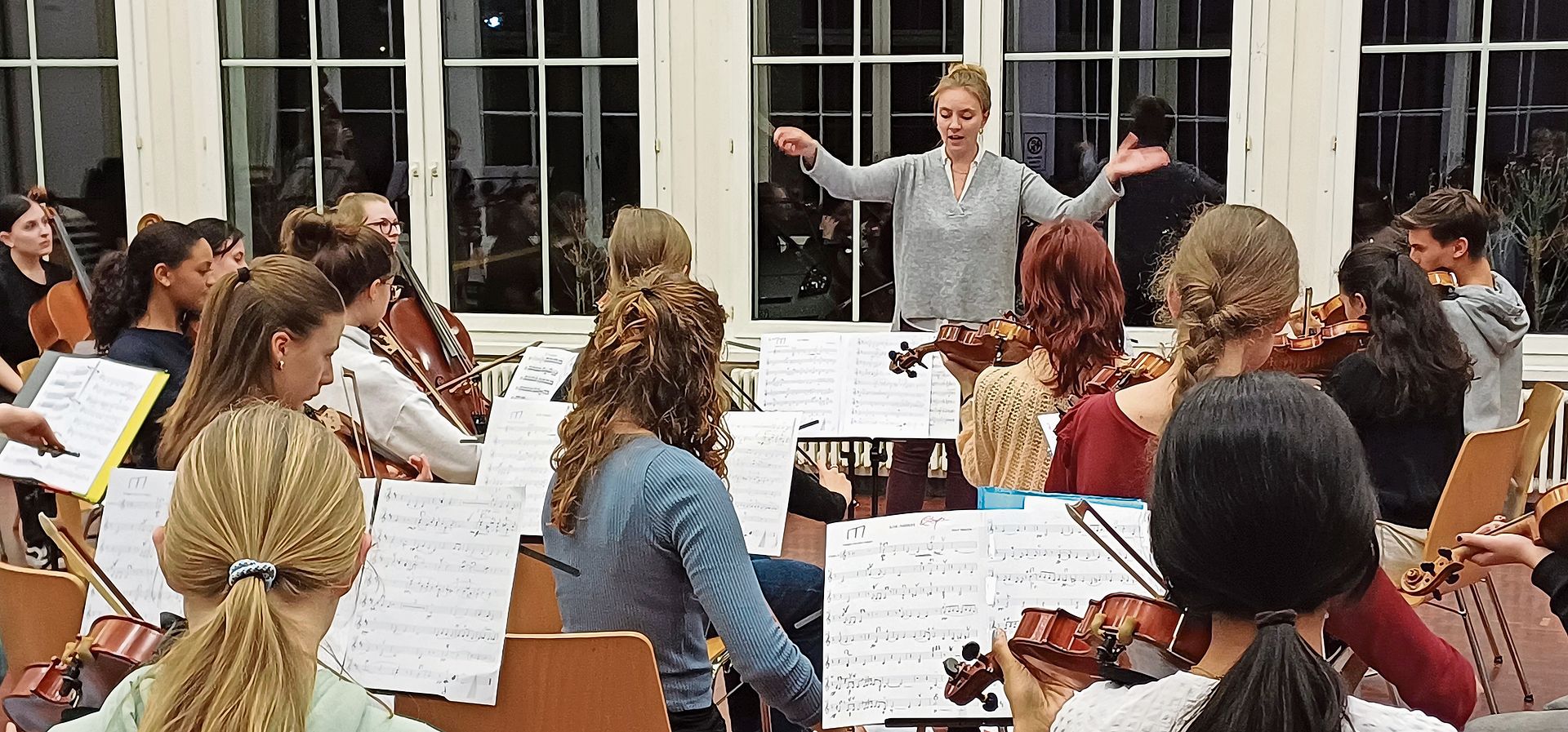 Dirigentin Corinna Camacaro bringt das Jugendorchester Con Brio mit ihrer Begeisterung zu Höchstleistungen. (Bild Regula Zellweger) Dirigentin Corinna Camacaro bringt das Jugendorchester Con Brio mit ihrer Begeisterung zu Höchstleistungen. (Bild Regula Zellweger)