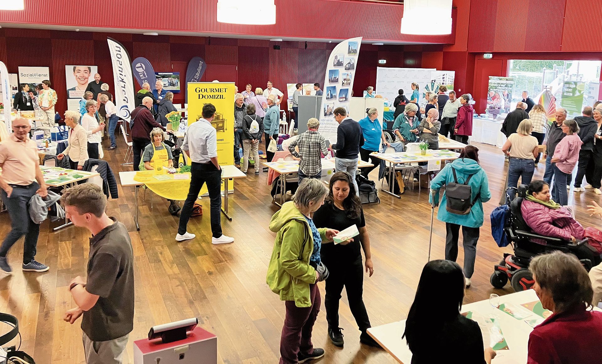 Zahlreiche Organisationen und Fachstellen präsentierten sich im Kasinosaal in Affoltern. (Bilder Marianne Voss) Zahlreiche Organisationen und Fachstellen präsentierten sich im Kasinosaal in Affoltern. (Bilder Marianne Voss)